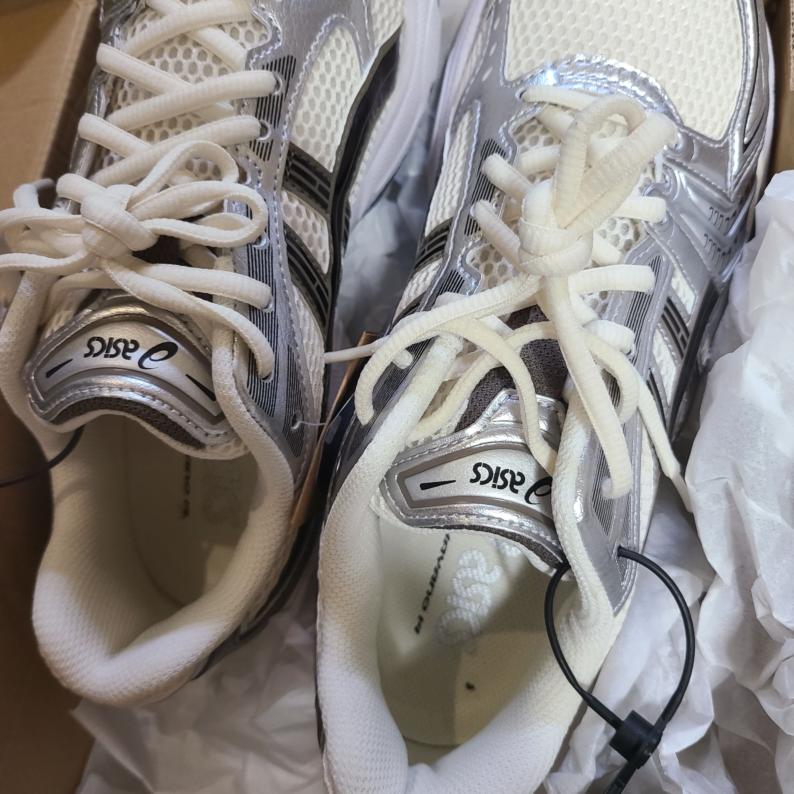 Asics Gel-Kayano 14 Cream Black 착용 스타일
