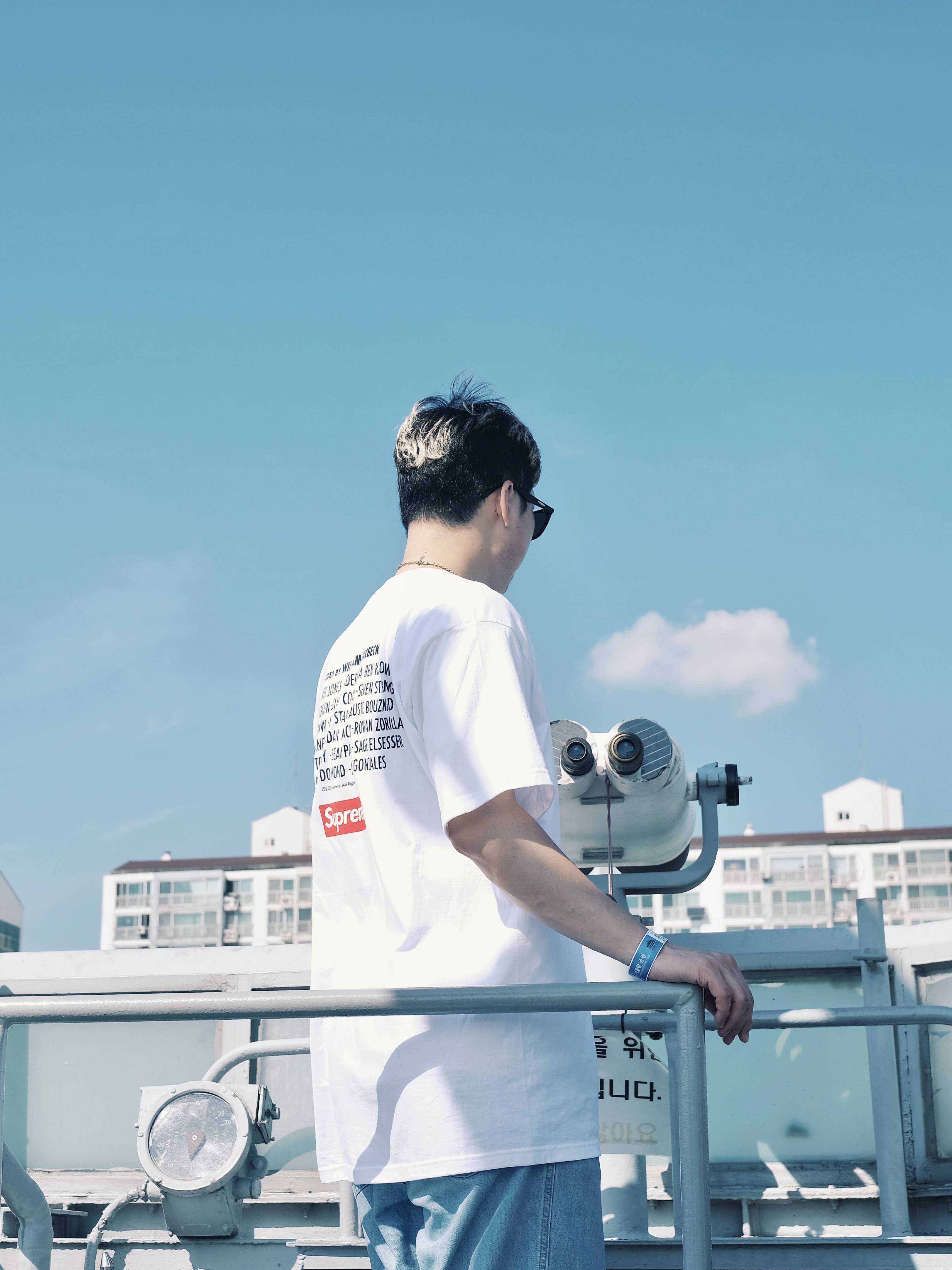 Supreme Play Dead T-Shirt White - 22FW 착용 스타일