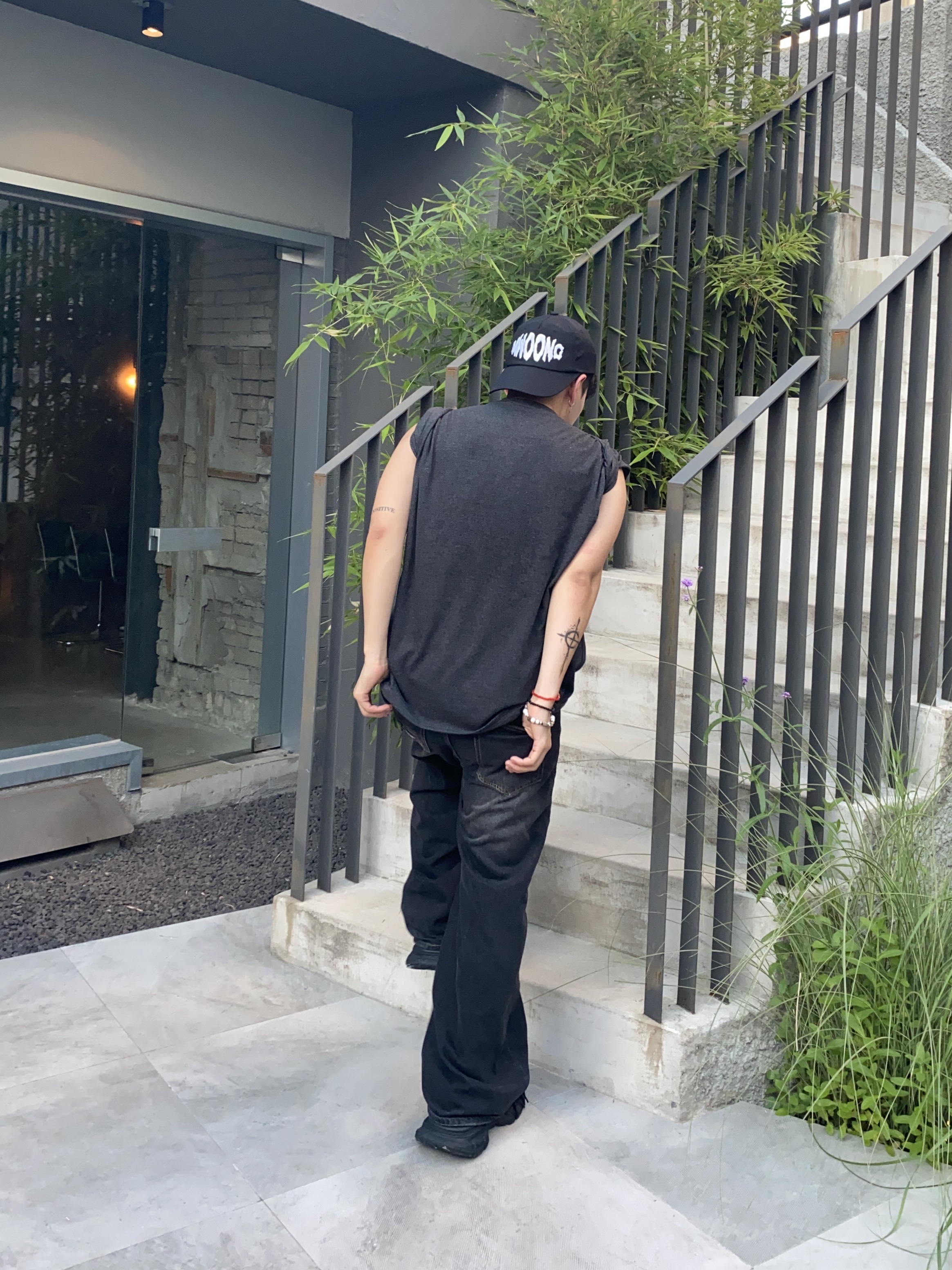 Balenciaga 3XL Sneakers Black White 착용 스타일 - 2
