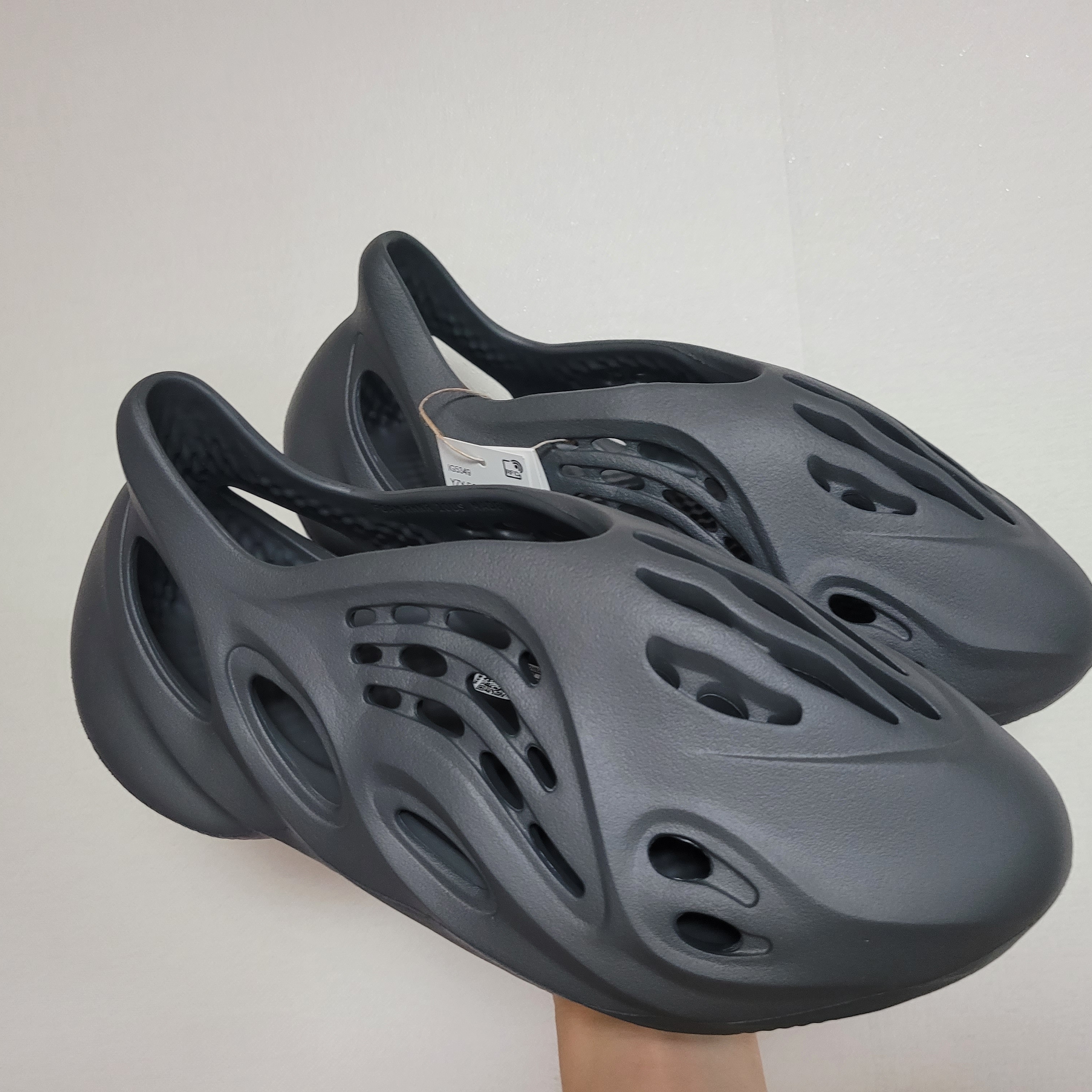 Adidas Yeezy Foam RNNR Carbon 착용 스타일 - 2