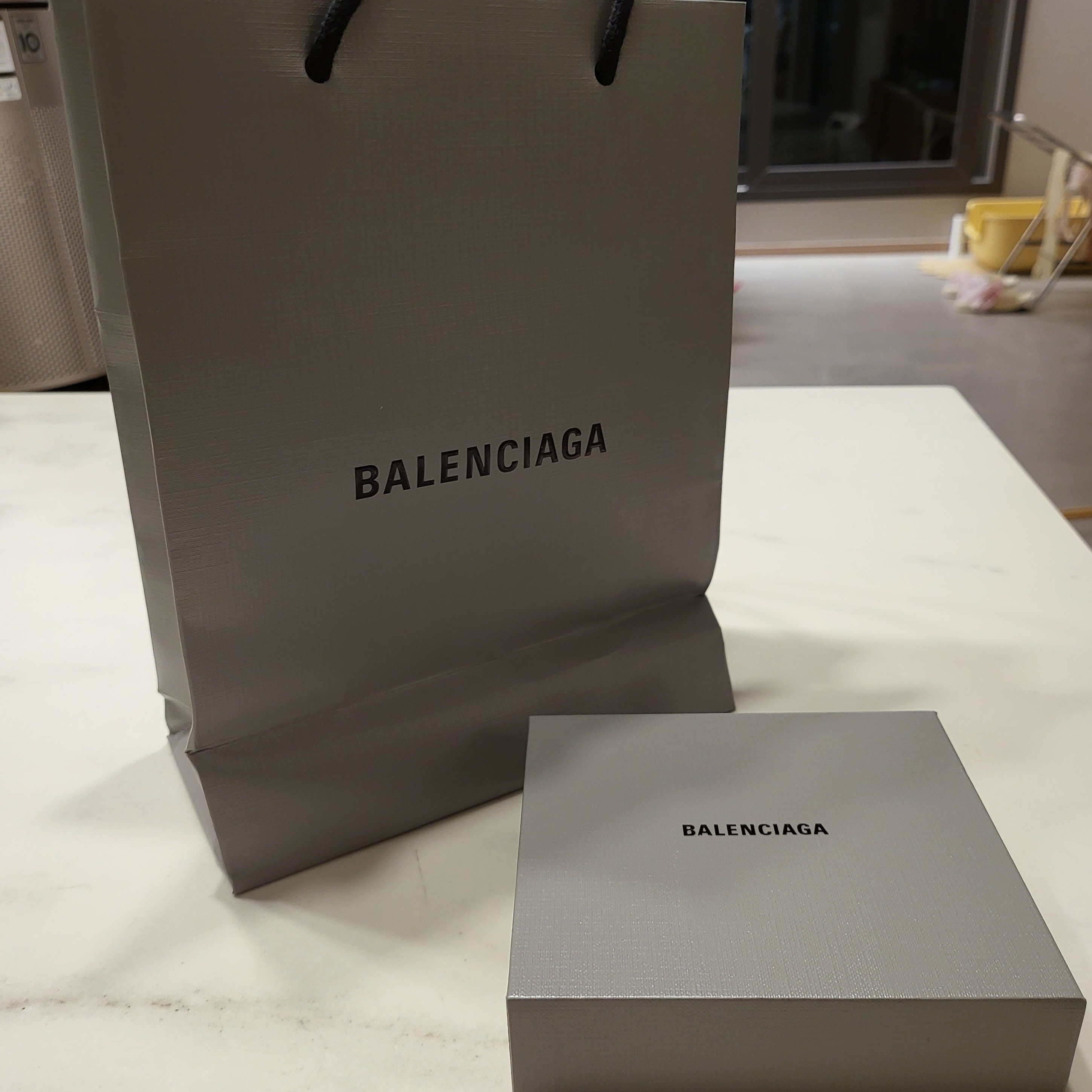 Balenciaga Cash Square Folded Wallet Graffiti Black 착용 스타일 - 4