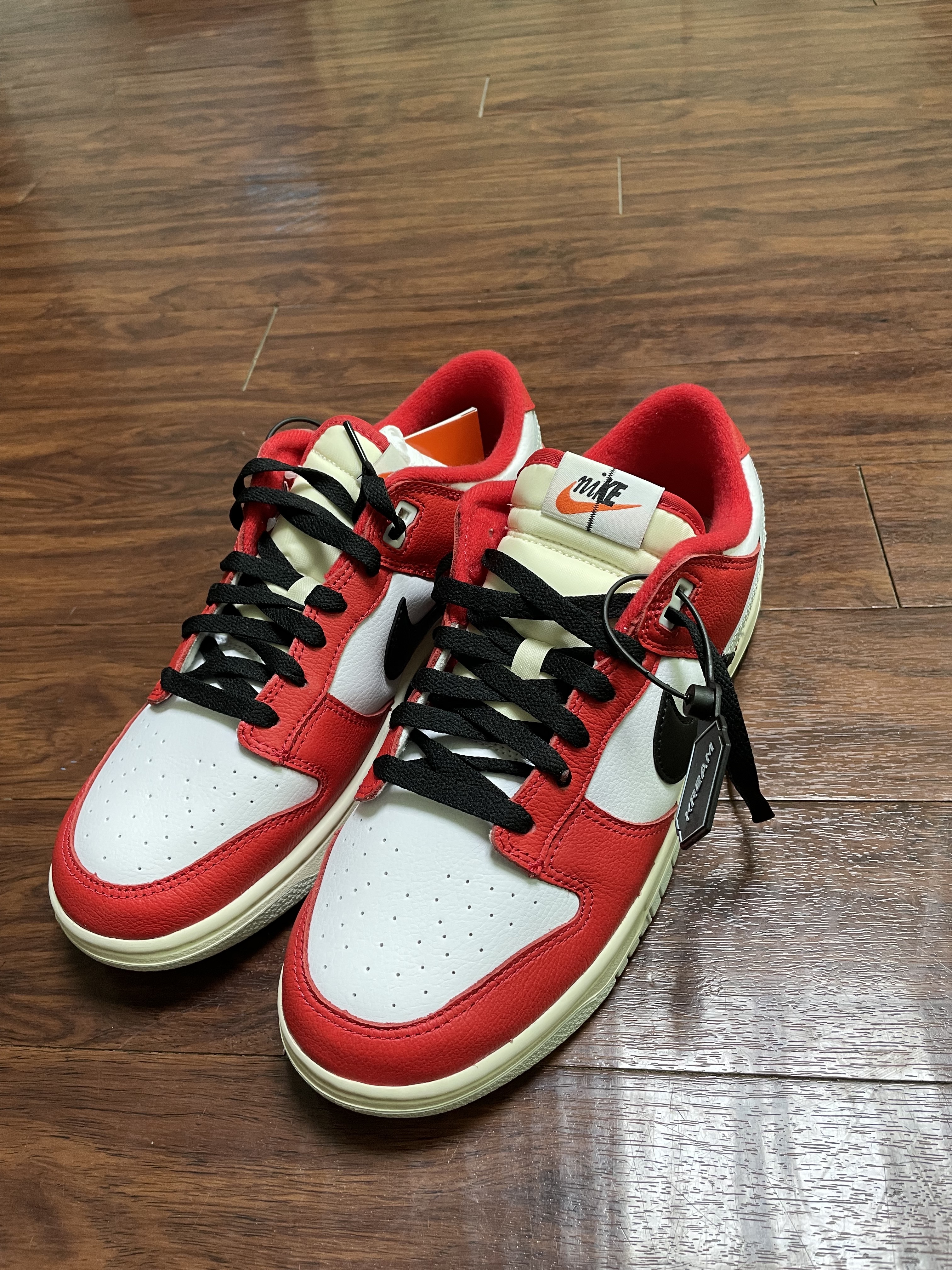 Nike Dunk Low Retro PRM University Red Black 착용 스타일 - 2