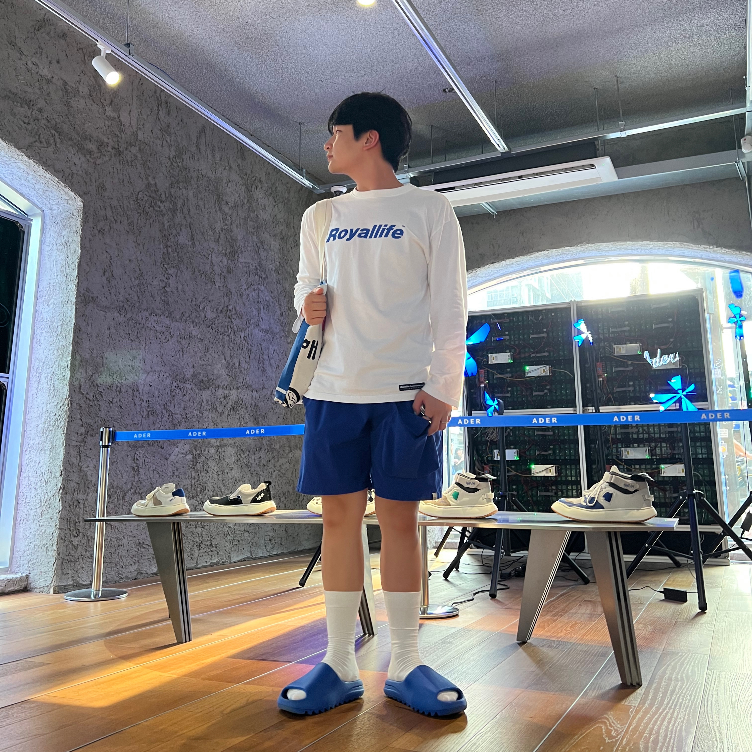 Adidas Yeezy Slide Azure, Ader Error Log; Khalif Blue 착용 스타일 - 1