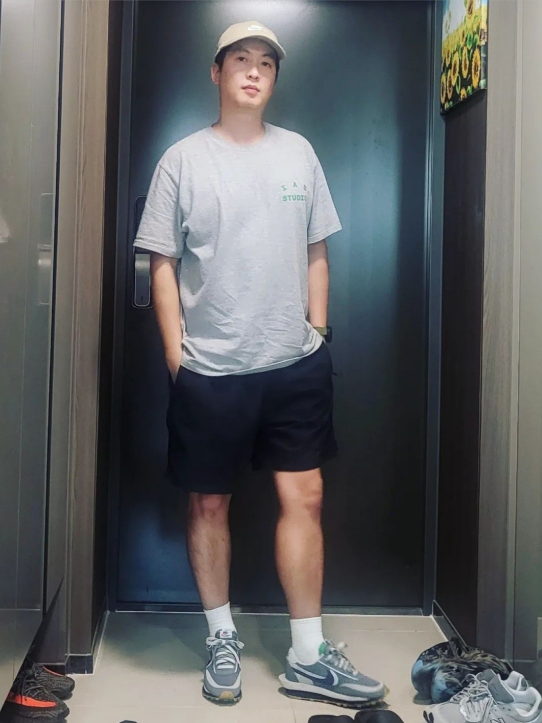 Nike x Sacai x Clot LDWaffle Cool Grey, IAB Studio T-Shirt Gray Green - 22FW 착용 스타일 - 1