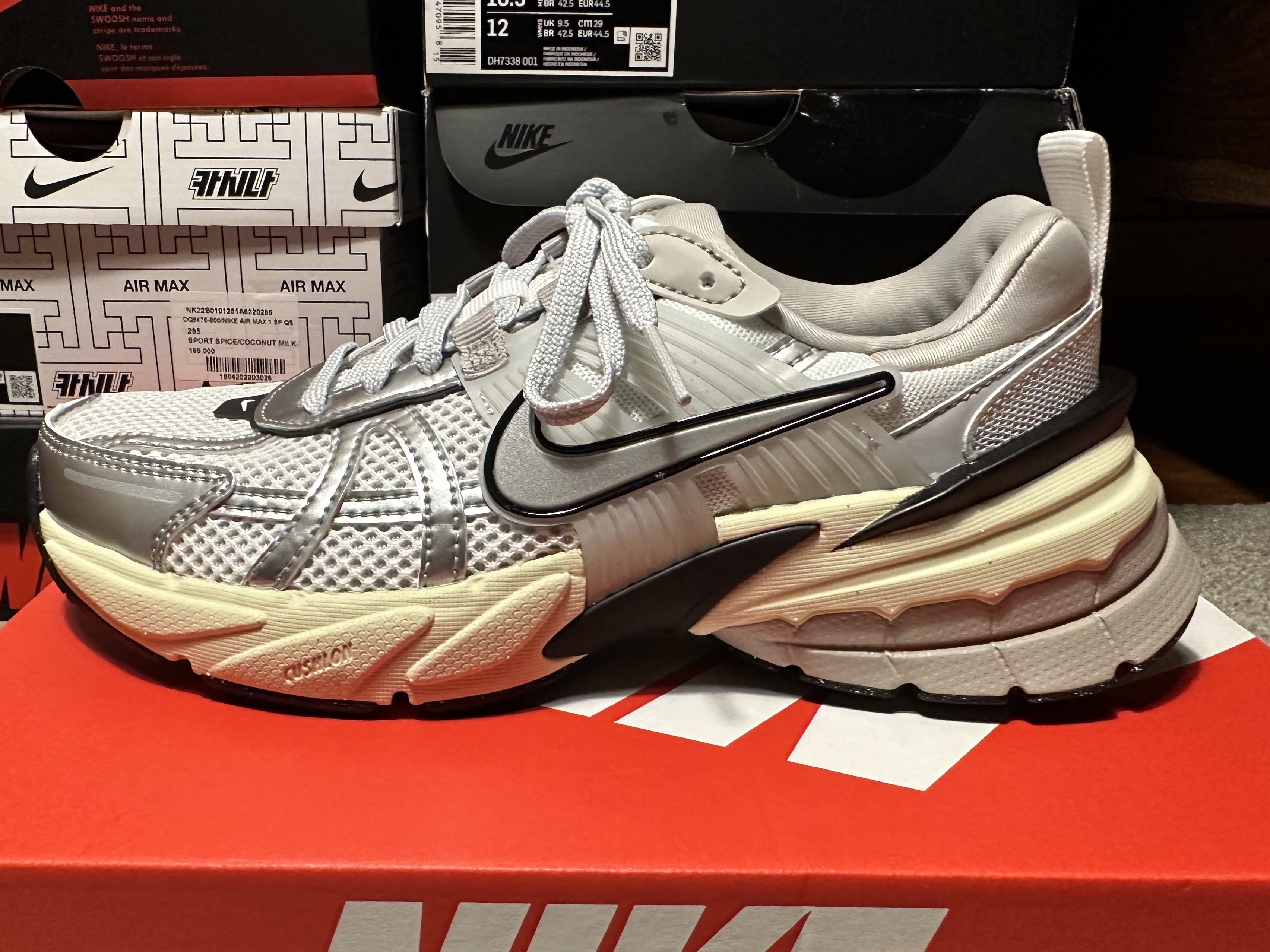 Nike V2K Run Summit White Metallic Silver 착용 스타일 - 4
