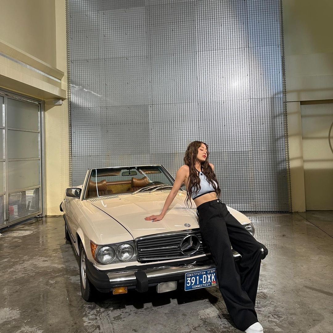 (W) Courreges Light Ribs Contrast Crop Top Heritage White Black 착용 스타일 - 3