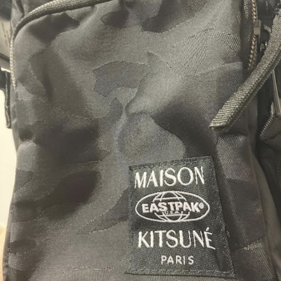 Maison Kitsune x Eastpak One Crossbody Bag Black 착용 스타일