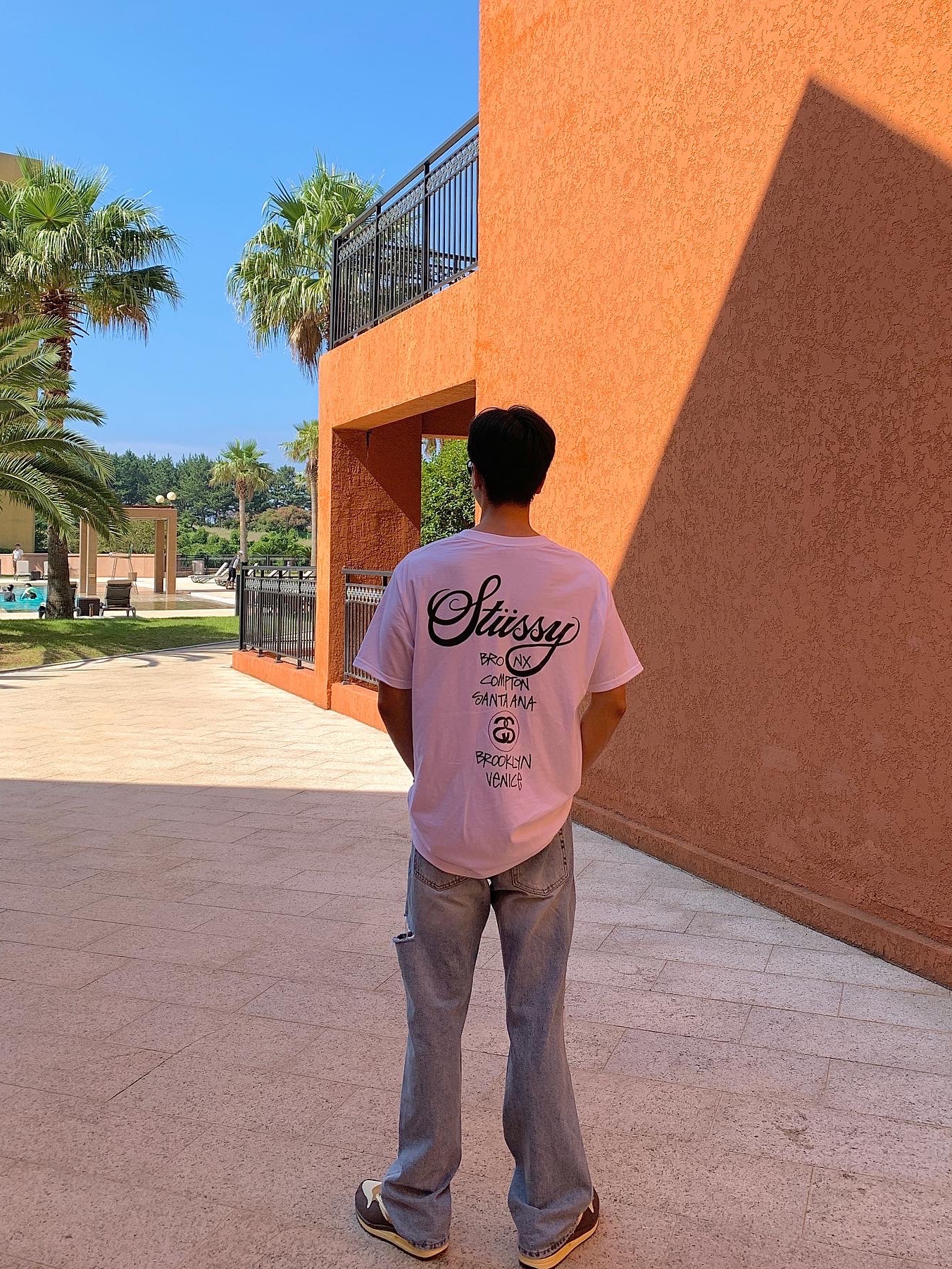 Stussy World Tour T-Shirt White 2023, Nike x Travis Scott Air Max 1 Cact.us Brown 착용 스타일 - 2