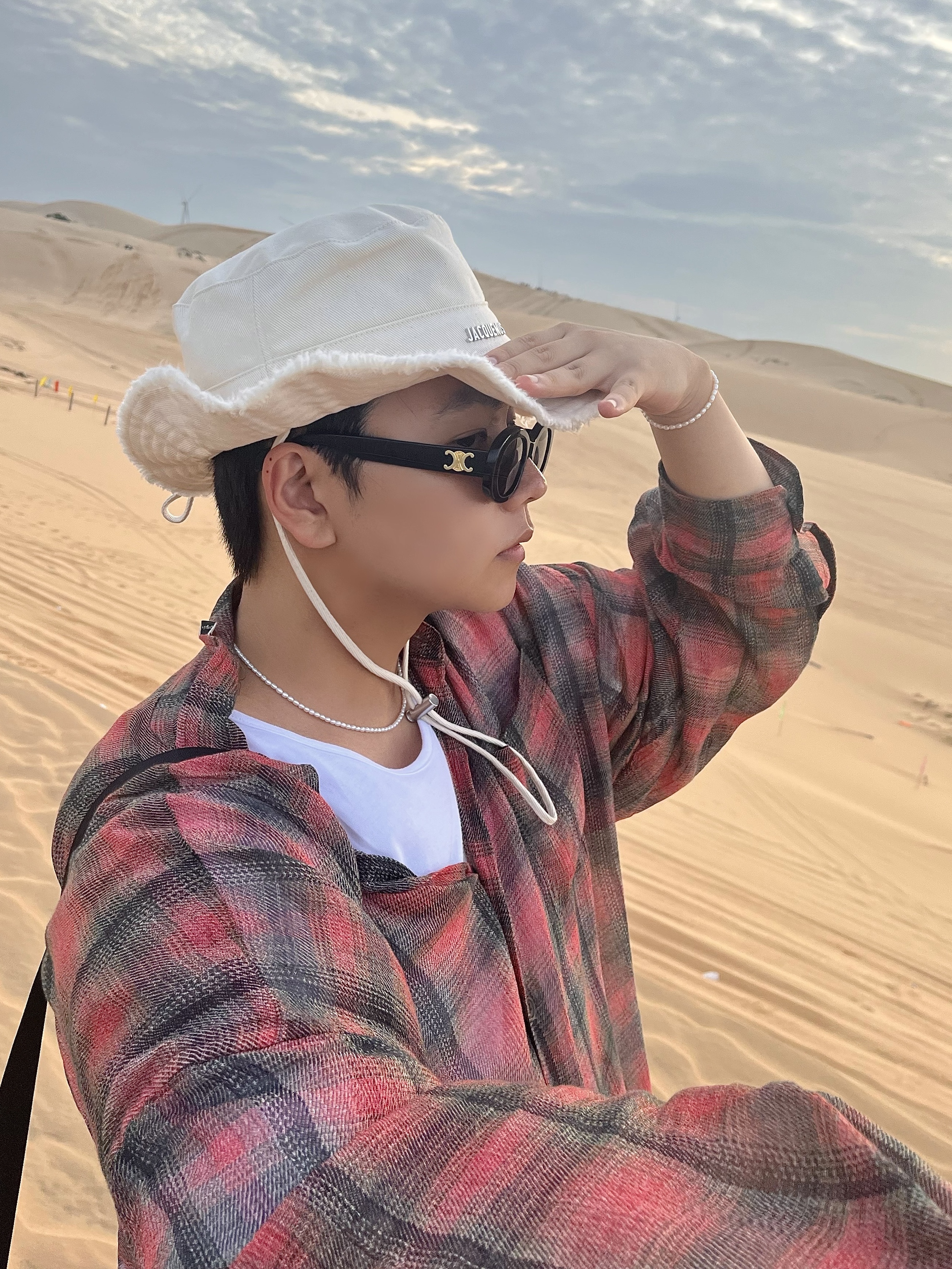 (W) Celine Triomphe 01 Sunglasses in Acetate Black, Jacquemus Le Bob Artichaut Bucket Hat Off White 착용 스타일 - 1