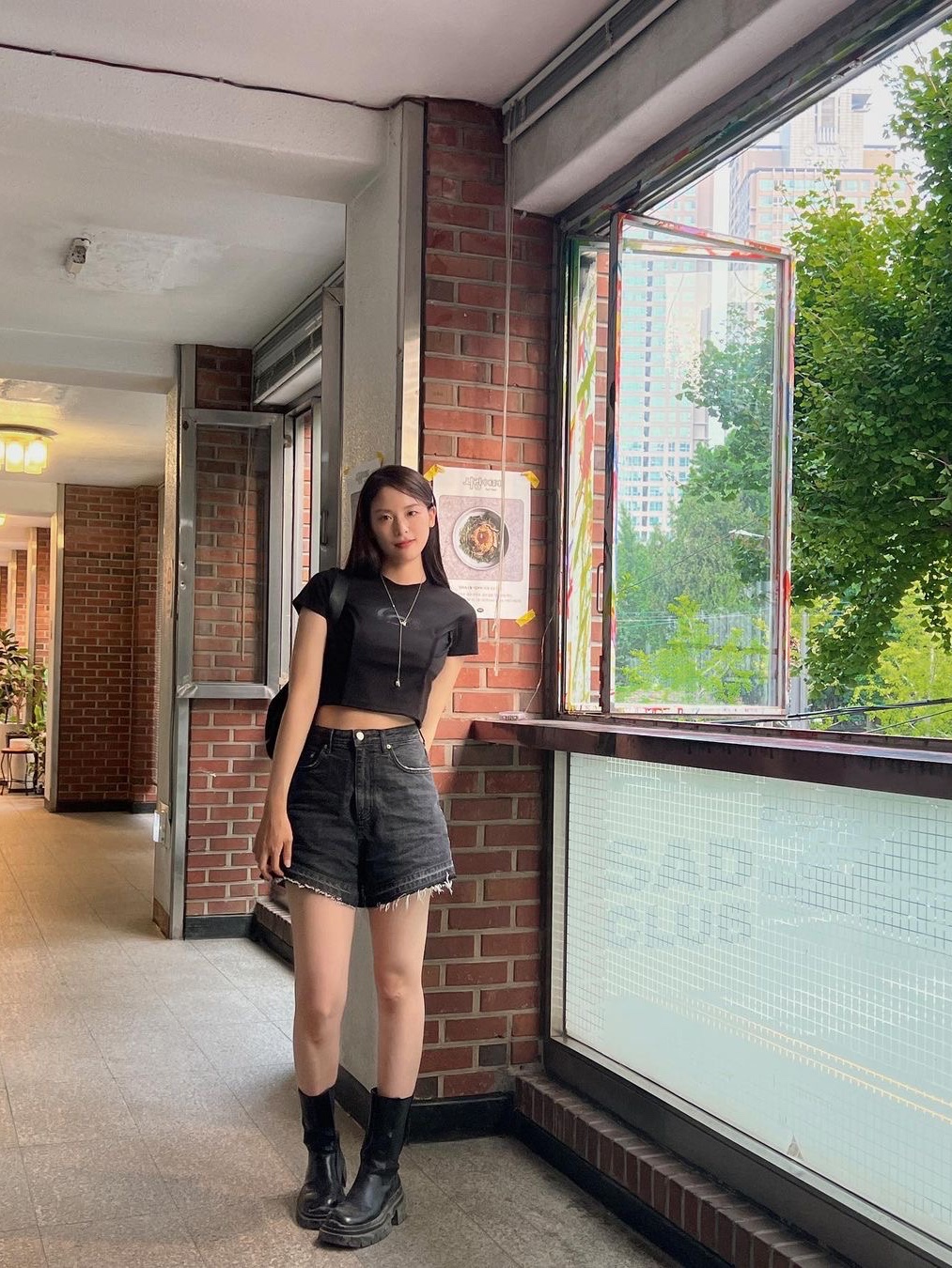 Art Of Field Section Short Sleeved T-Shirt Light Gray, Art Of Field Section Short Sleeved T-Shirt Black 착용 스타일