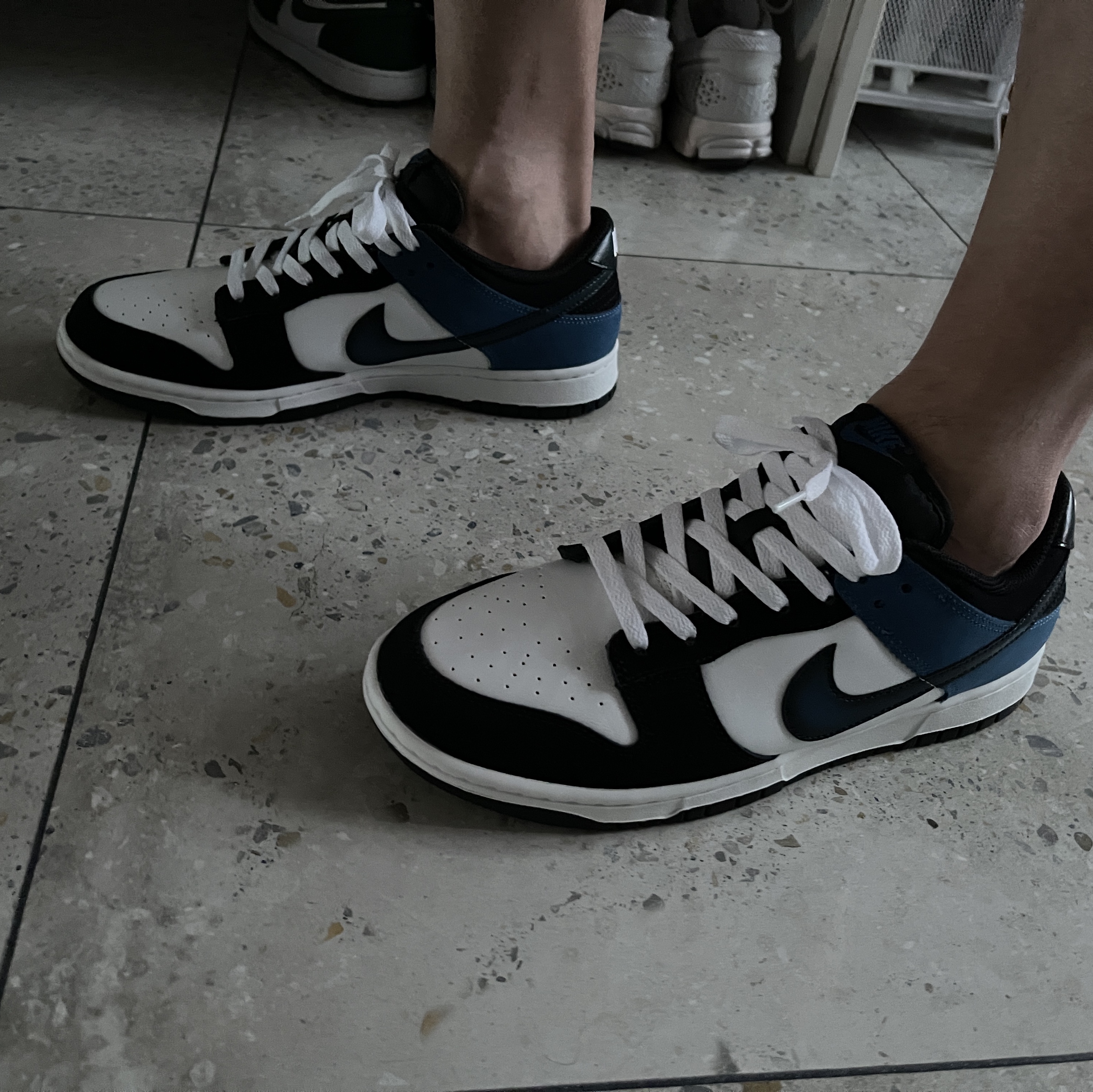 Nike Dunk Low Retro Summit White Industrial Blue 착용 스타일 - 2