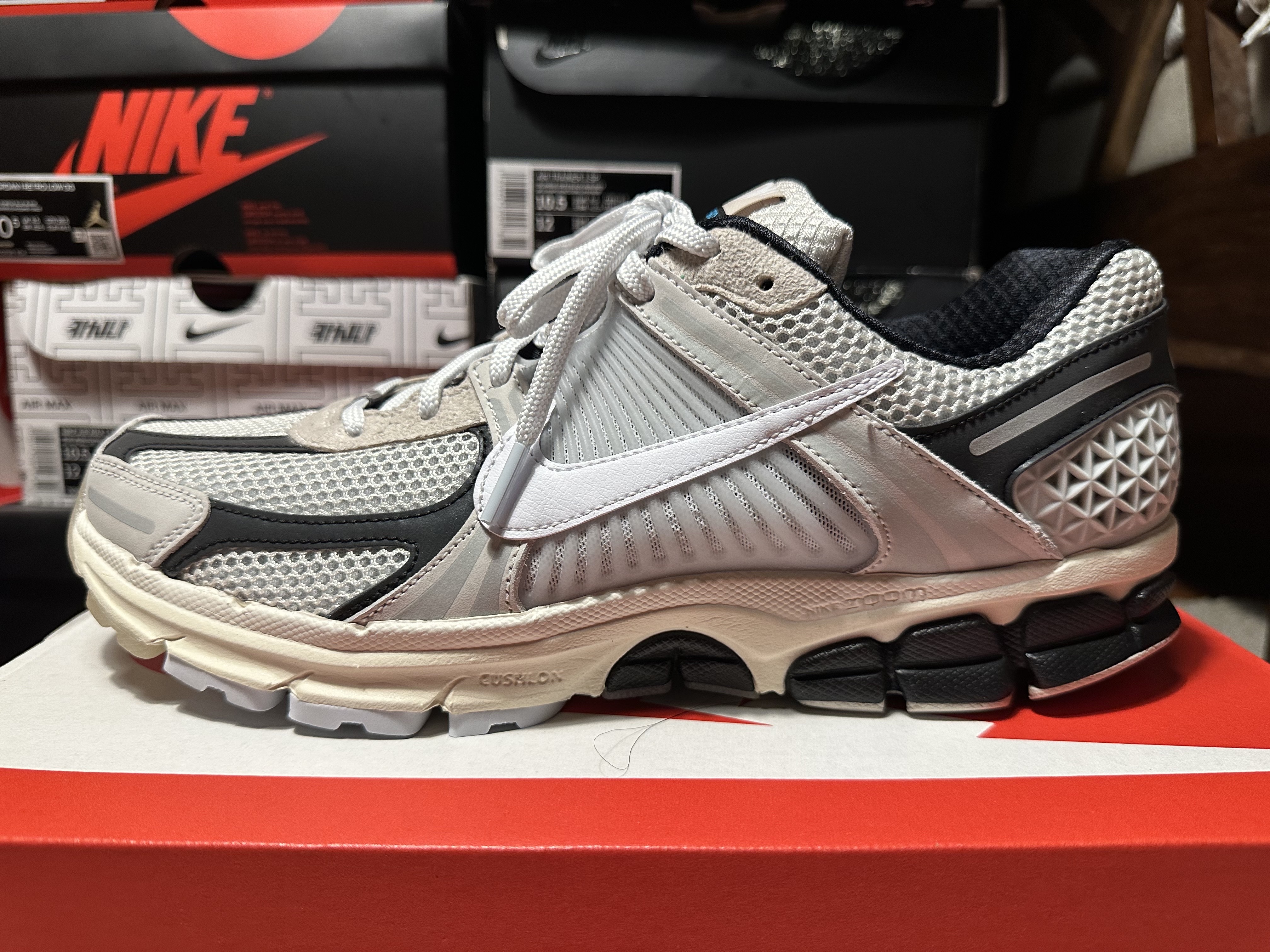 Nike Zoom Vomero 5 Light Bone and Black 착용 스타일 - 5