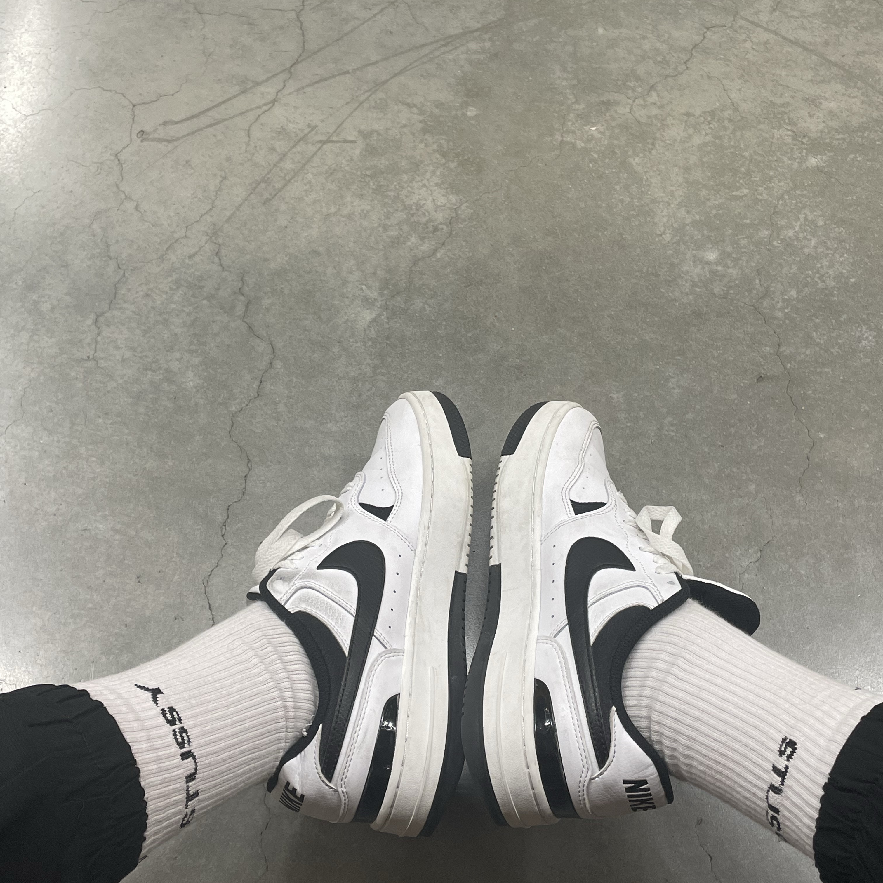 (W) Nike Gamma Force Summit White Black, Nike x Stussy NRG Crew Socks White Black 착용 스타일
