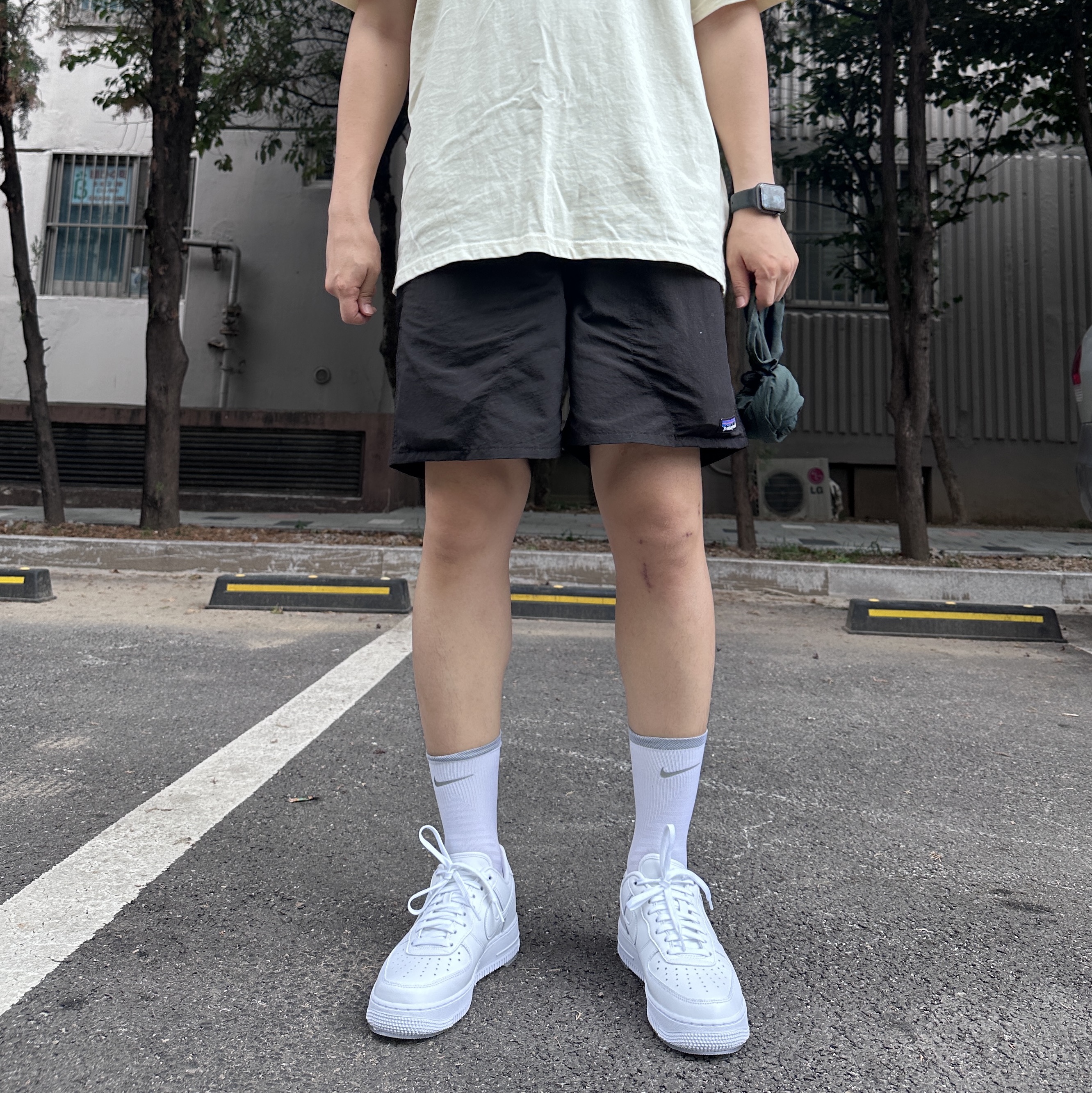 Nike Air Force 1 '07 Fresh White, Patagonia Baggies Shorts 5 Inch Black 착용 스타일 - 2