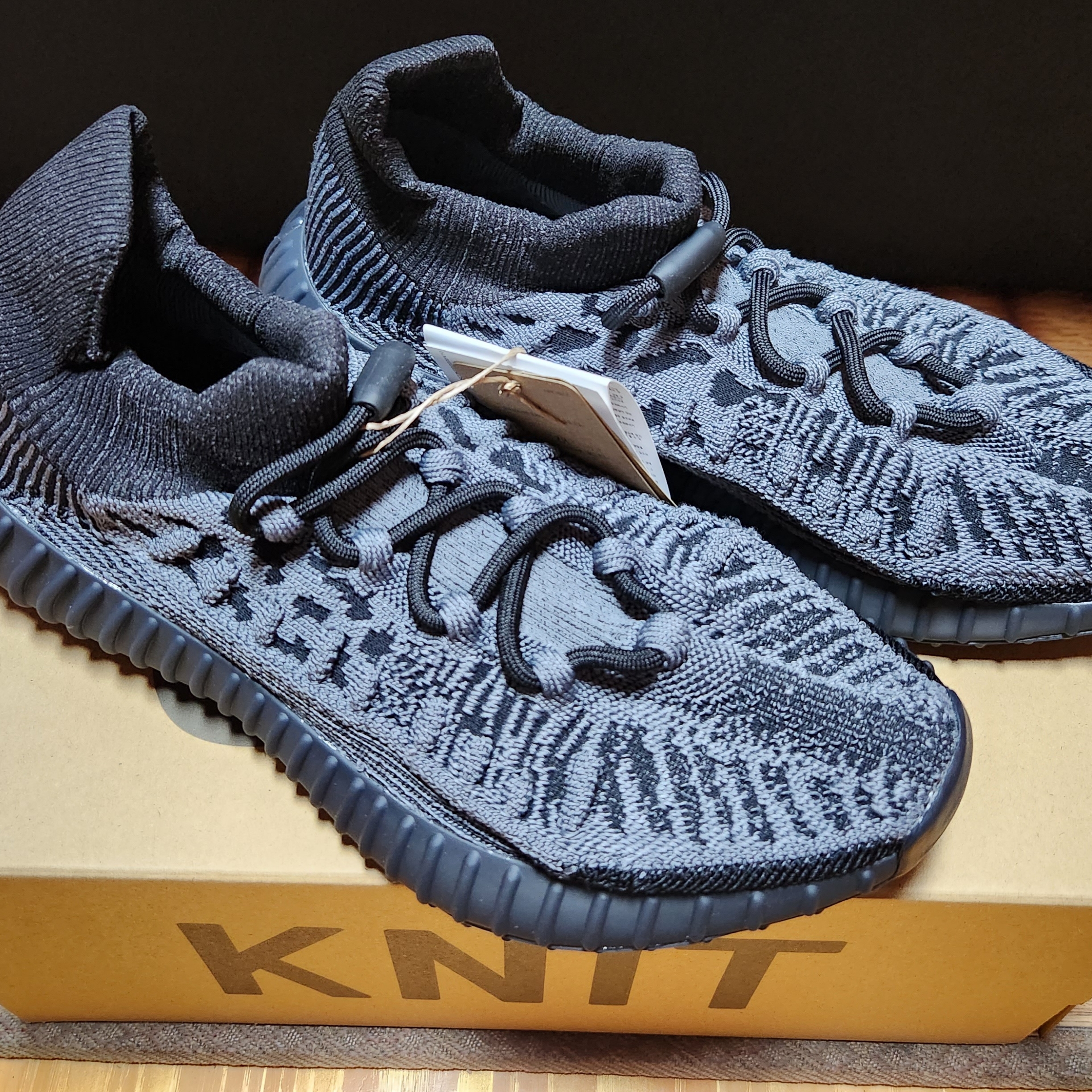 Adidas Yeezy 350 V2 CMPCT Slate Onyx 착용 스타일 - 3