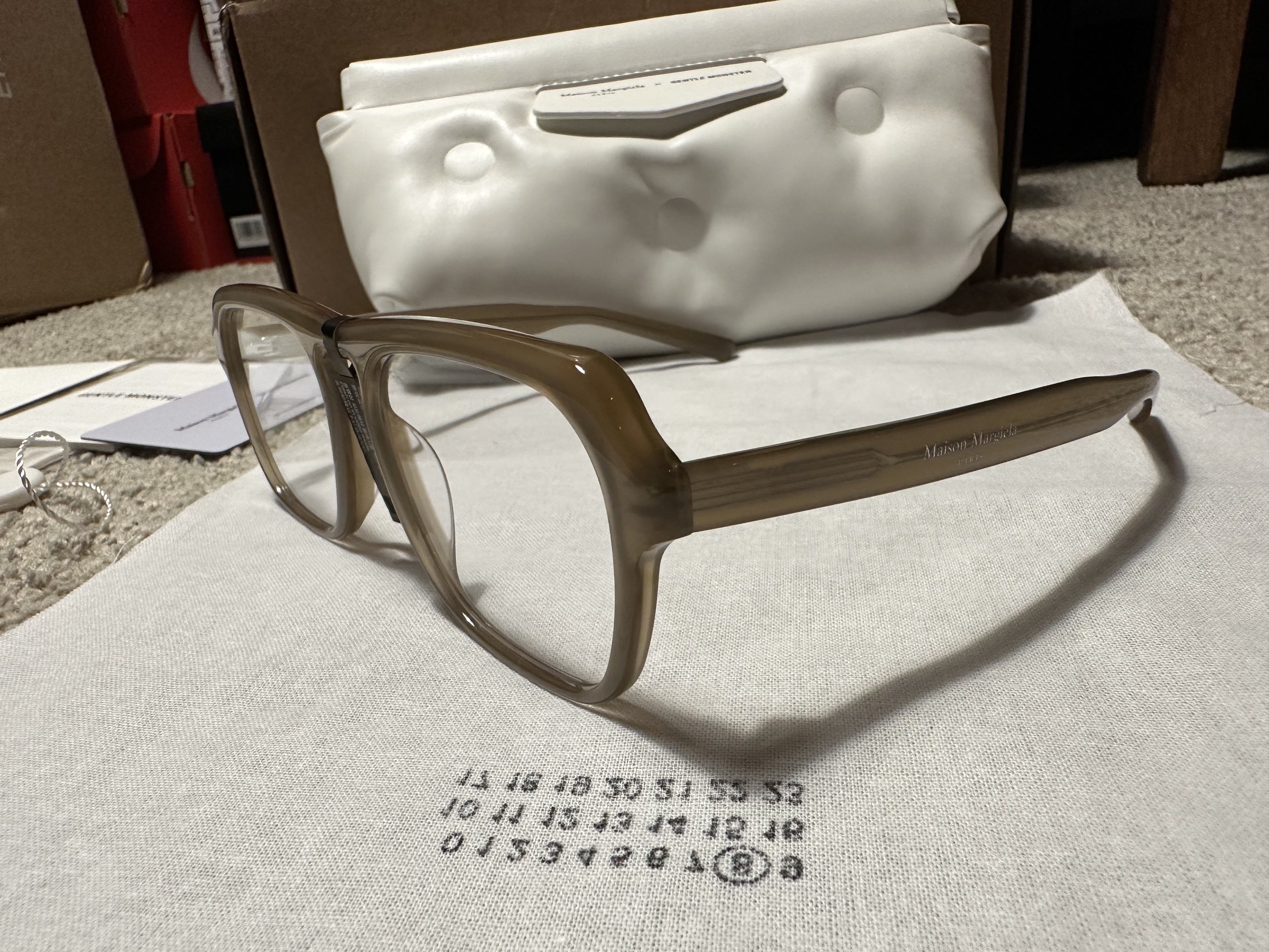 Gentle Monster x Maison Margiela MM011 Clear Brown 착용 스타일 - 2