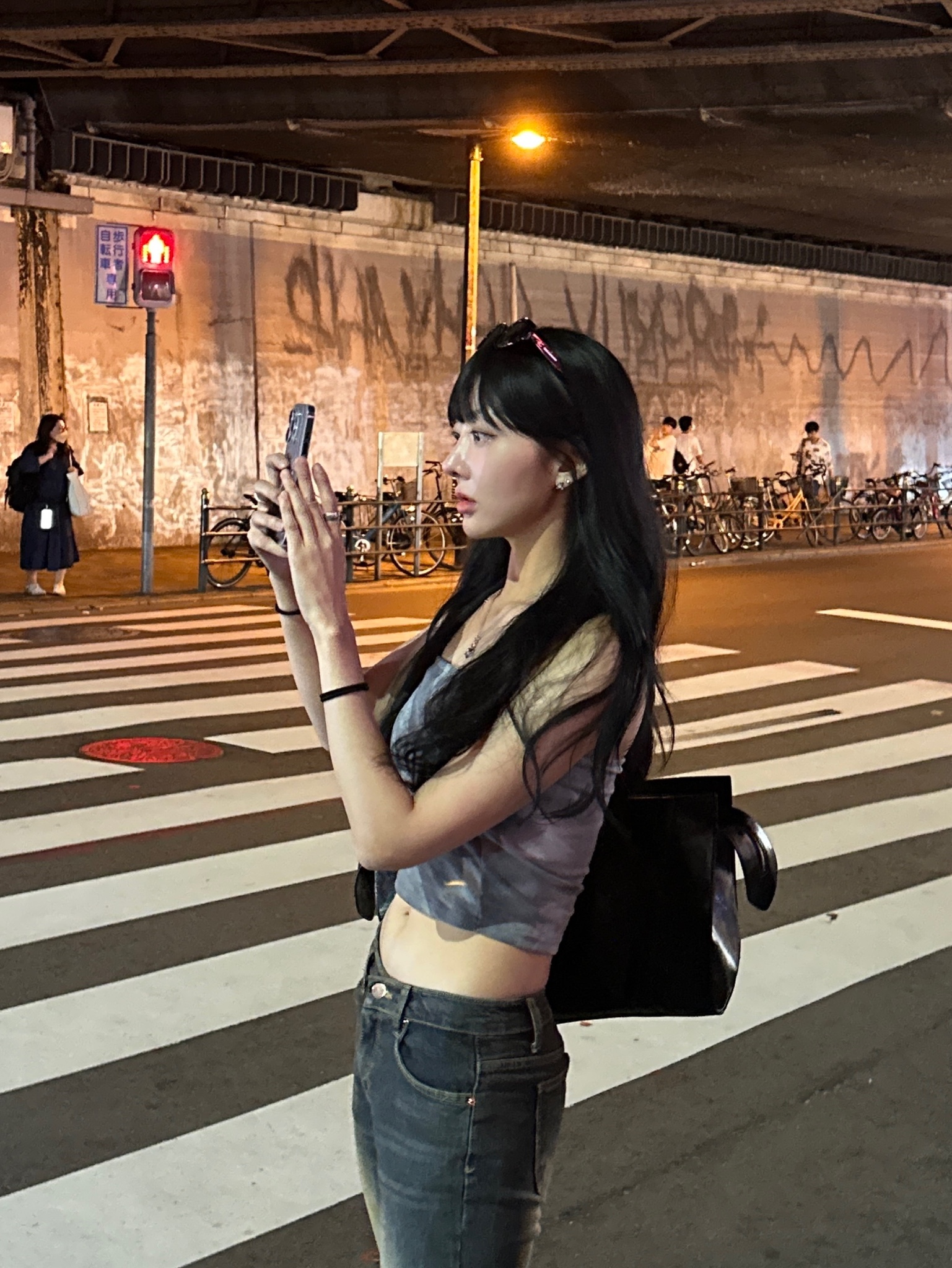 Bohemian Seoul Big Croc Shoulder Bag Black 착용 스타일 - 5
