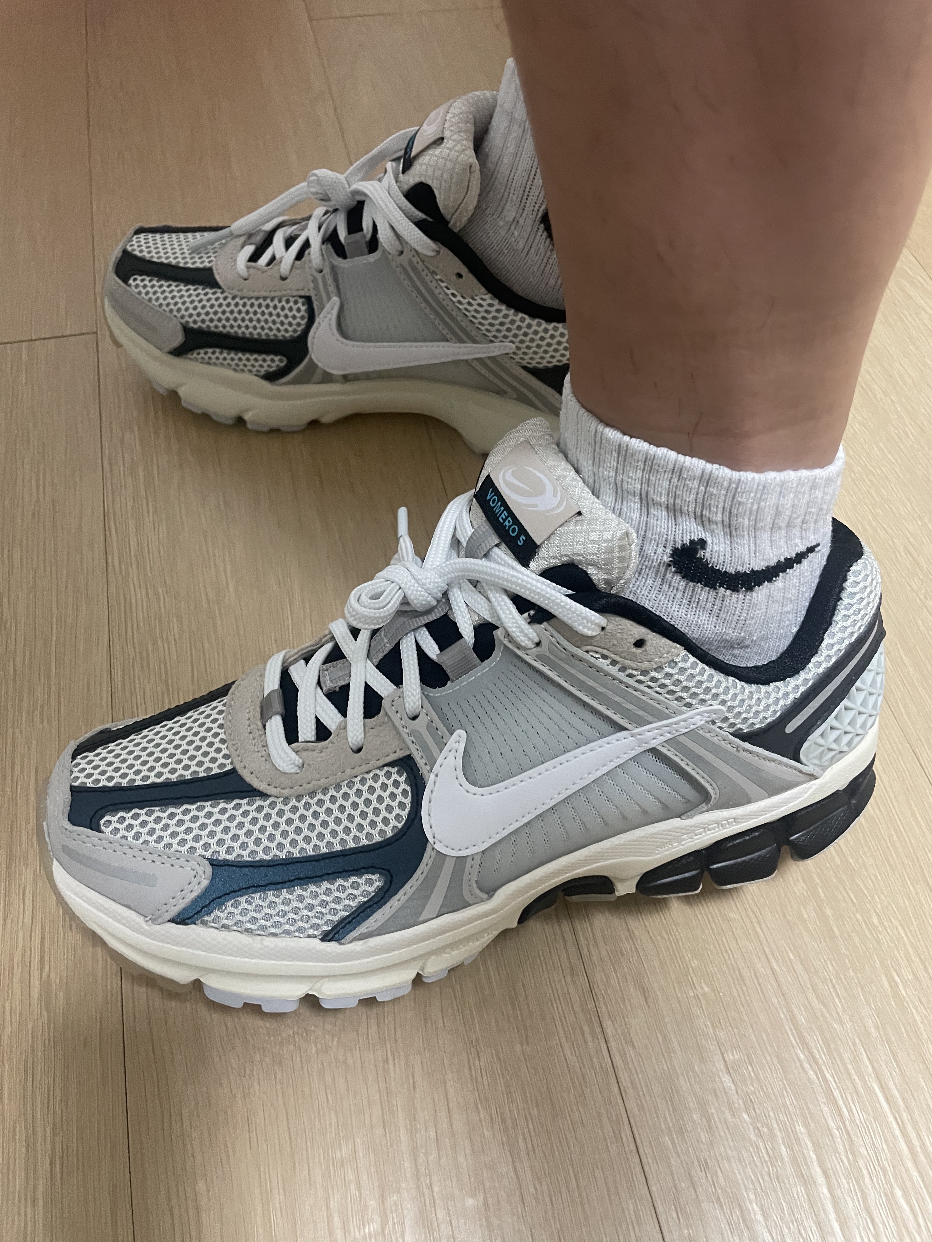 Nike Zoom Vomero 5 Light Bone and Black 착용 스타일 - 1