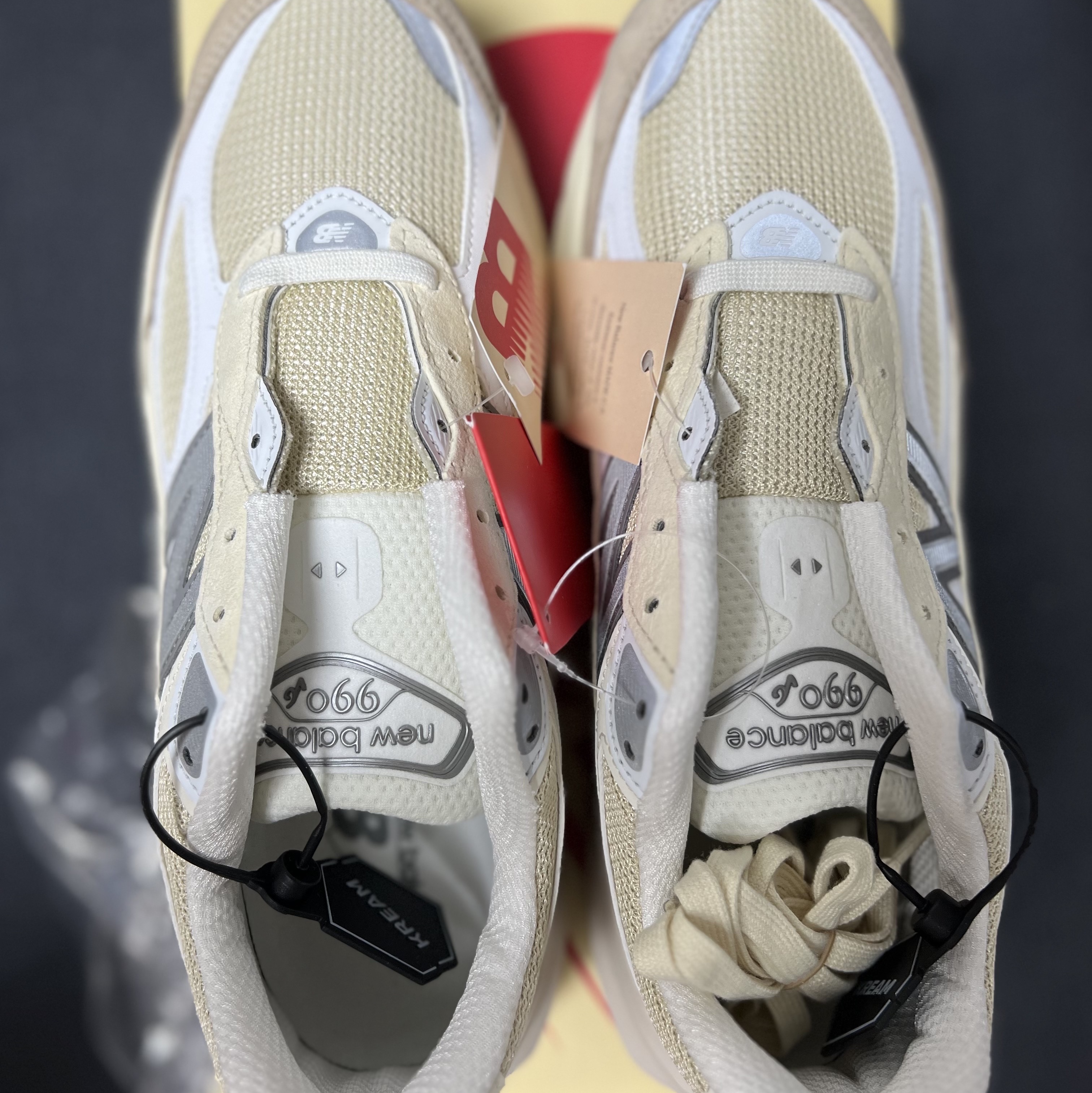 New Balance 990v6 Made in USA Cream Mindful Grey 착용 스타일 - 1