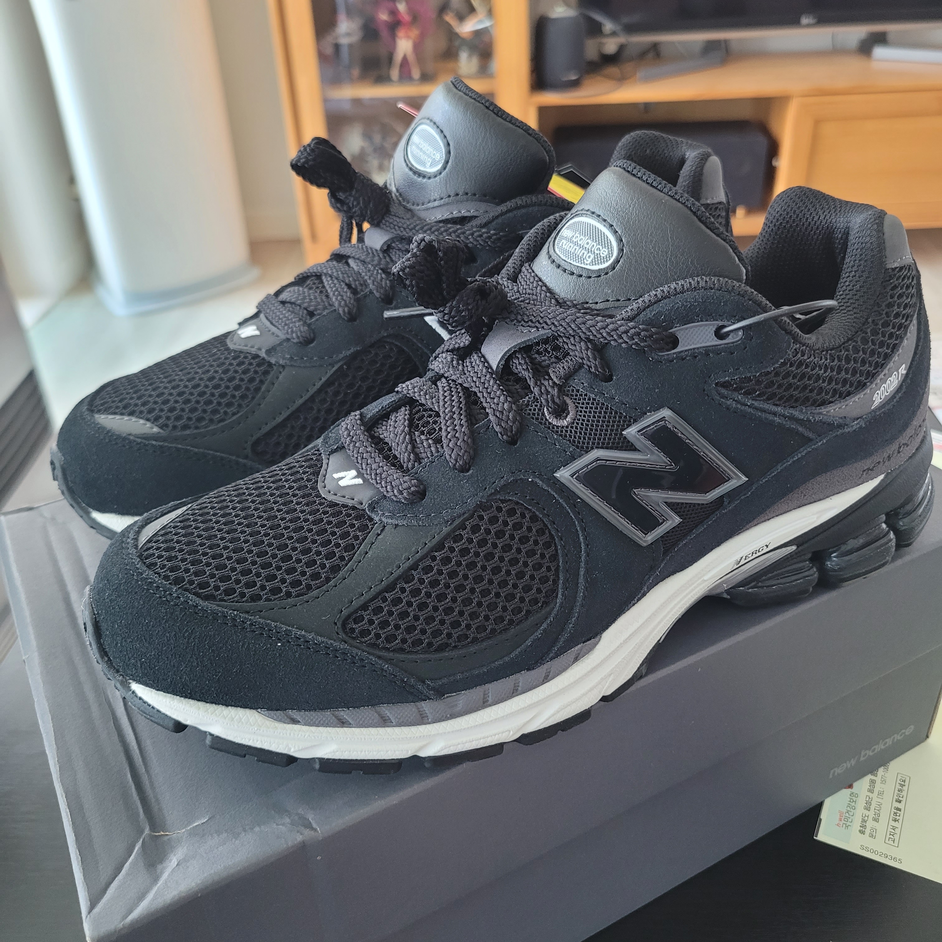New Balance 2002R Black - JD Sports Exclusive 착용 스타일 - 1