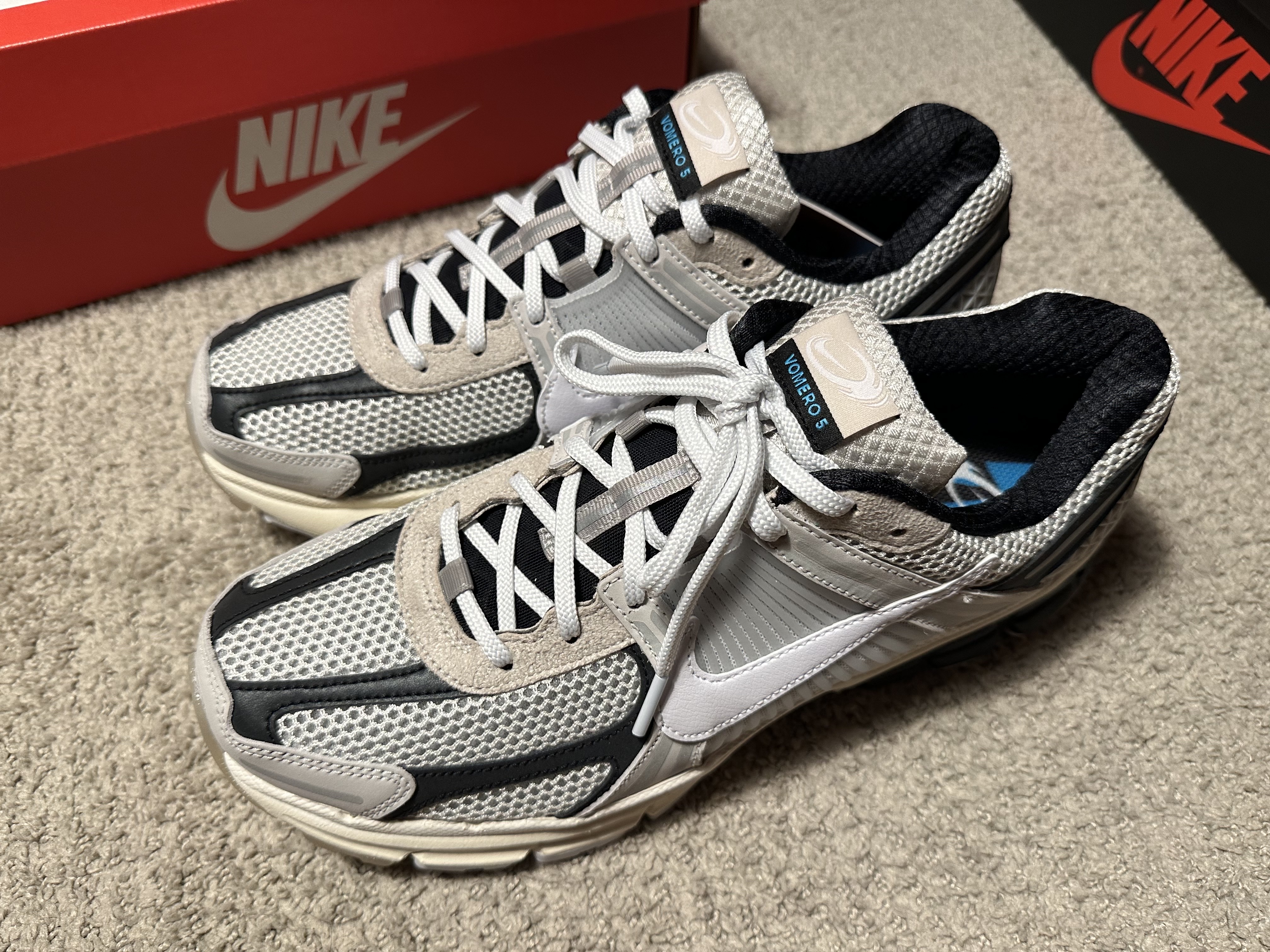 Nike Zoom Vomero 5 Light Bone and Black 착용 스타일 - 1