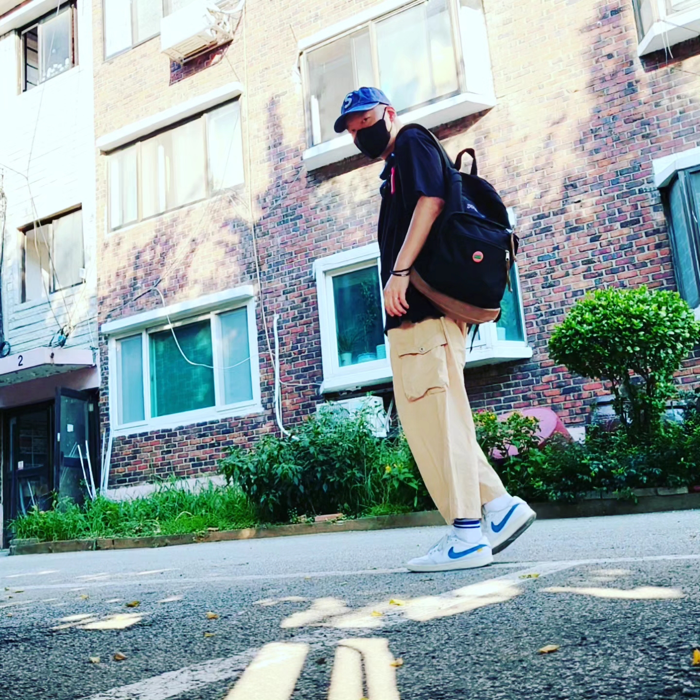 Supreme Pigment Canvas S Logo 6-Panel Navy - 23SS, Supreme Webbing Keychain Red - 23SS 착용 스타일 - 1