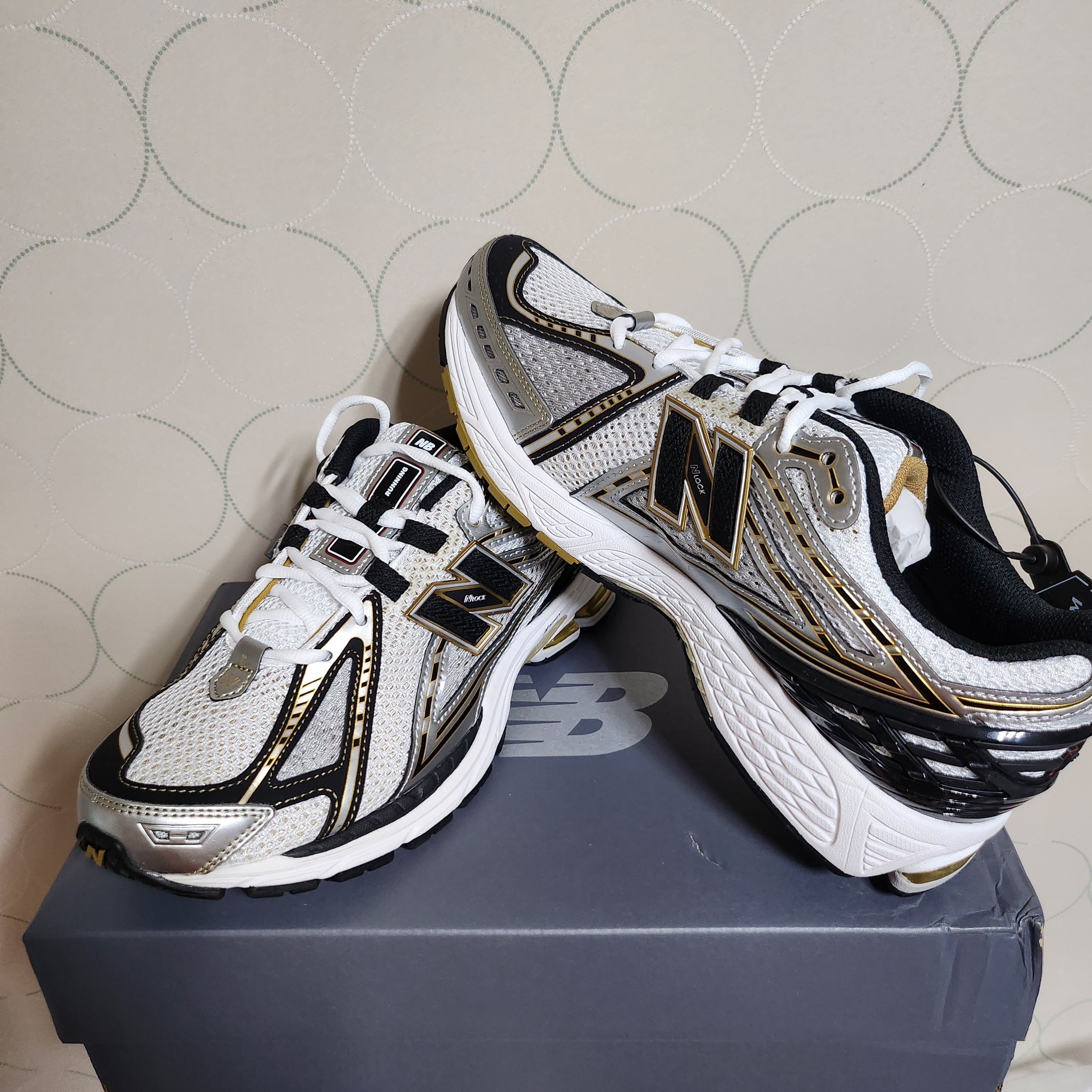 New Balance 1906R White Gold 착용 스타일 - 1