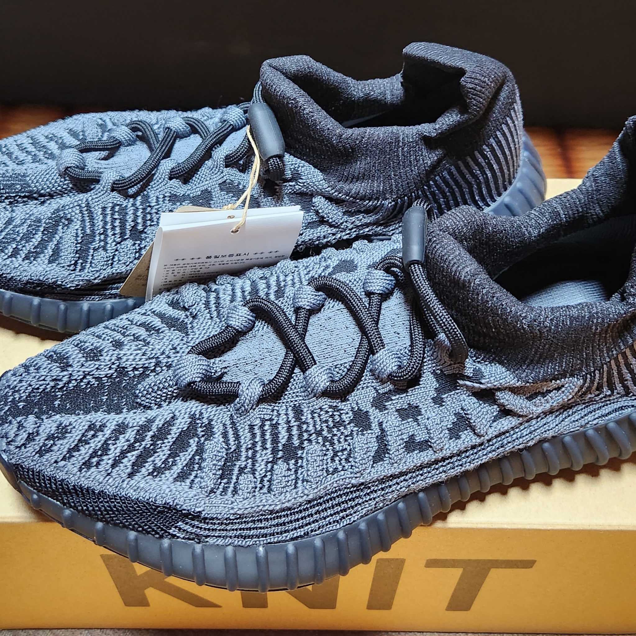 Adidas Yeezy 350 V2 CMPCT Slate Onyx 착용 스타일 - 2