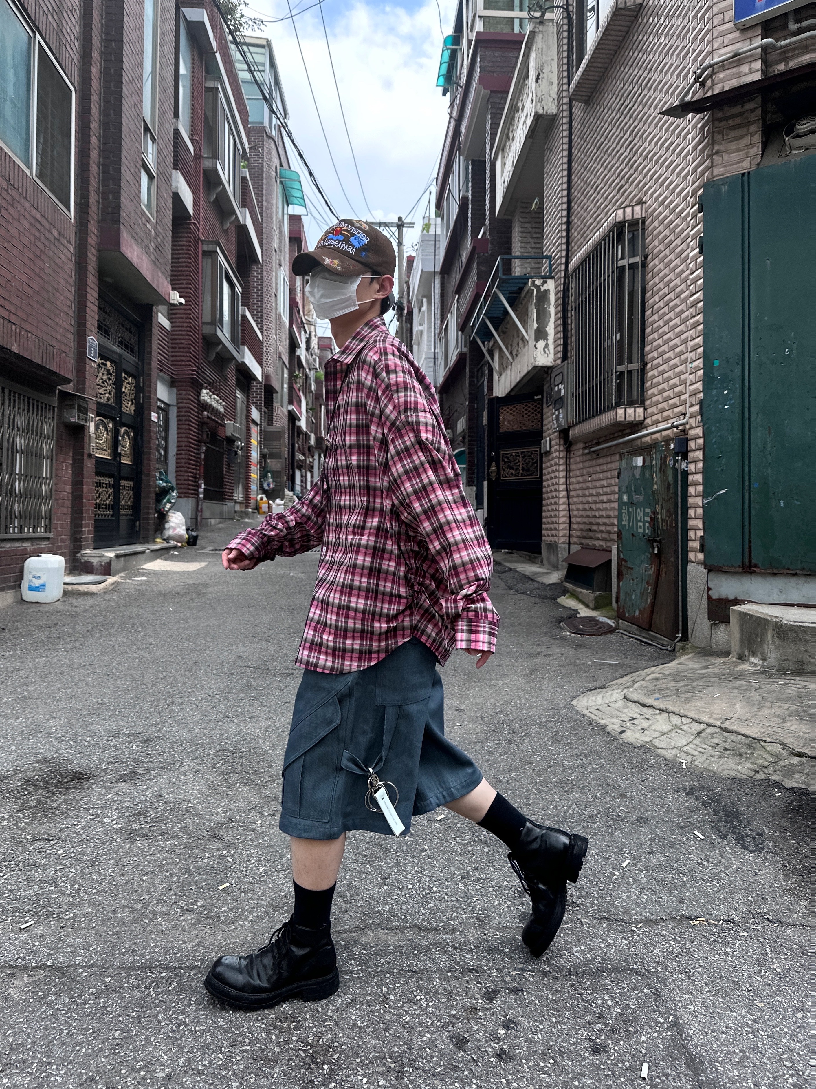 Nonnod Flexible String Check Shirts Pink, The Museum Visitor x Jon Burgerman Hand Painted Pizza & Poch Corduroy Ball Cap Brown 착용 스타일 - 1