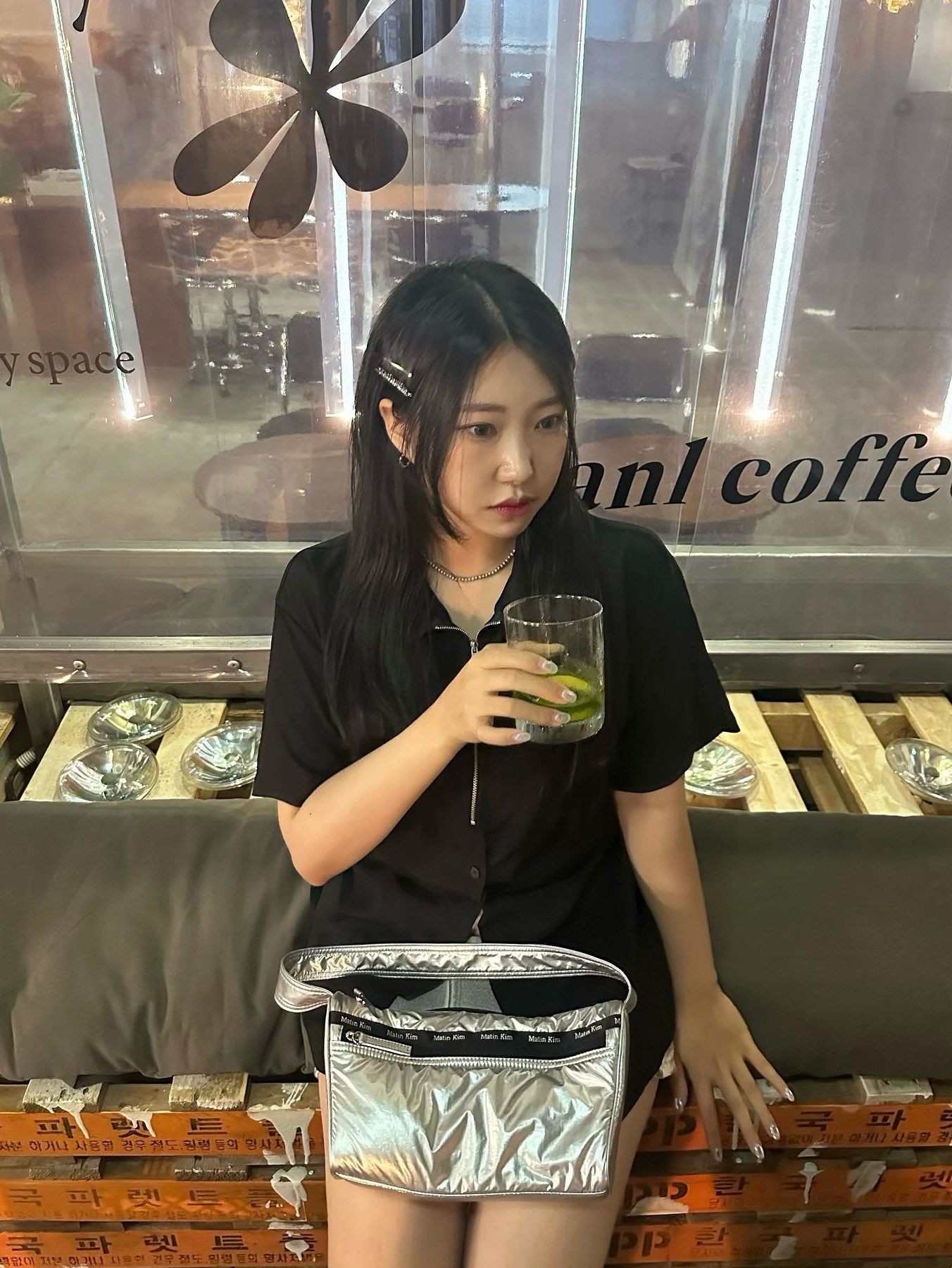 Matin Kim Glossy Tote Bag Silver 착용 스타일 - 2