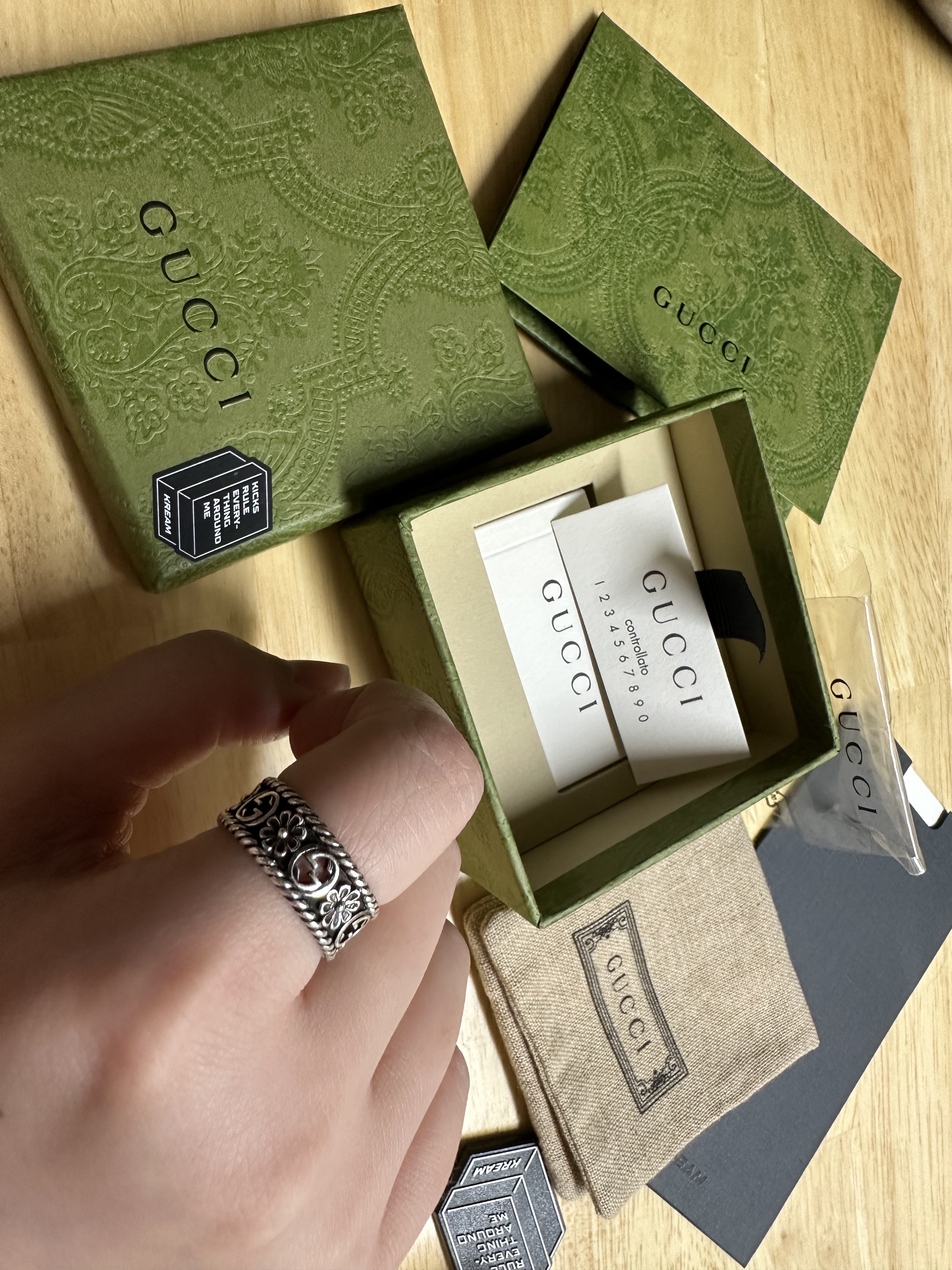 Gucci Interlocking G Silver Ring Silver Aged Finish 착용 스타일 - 2