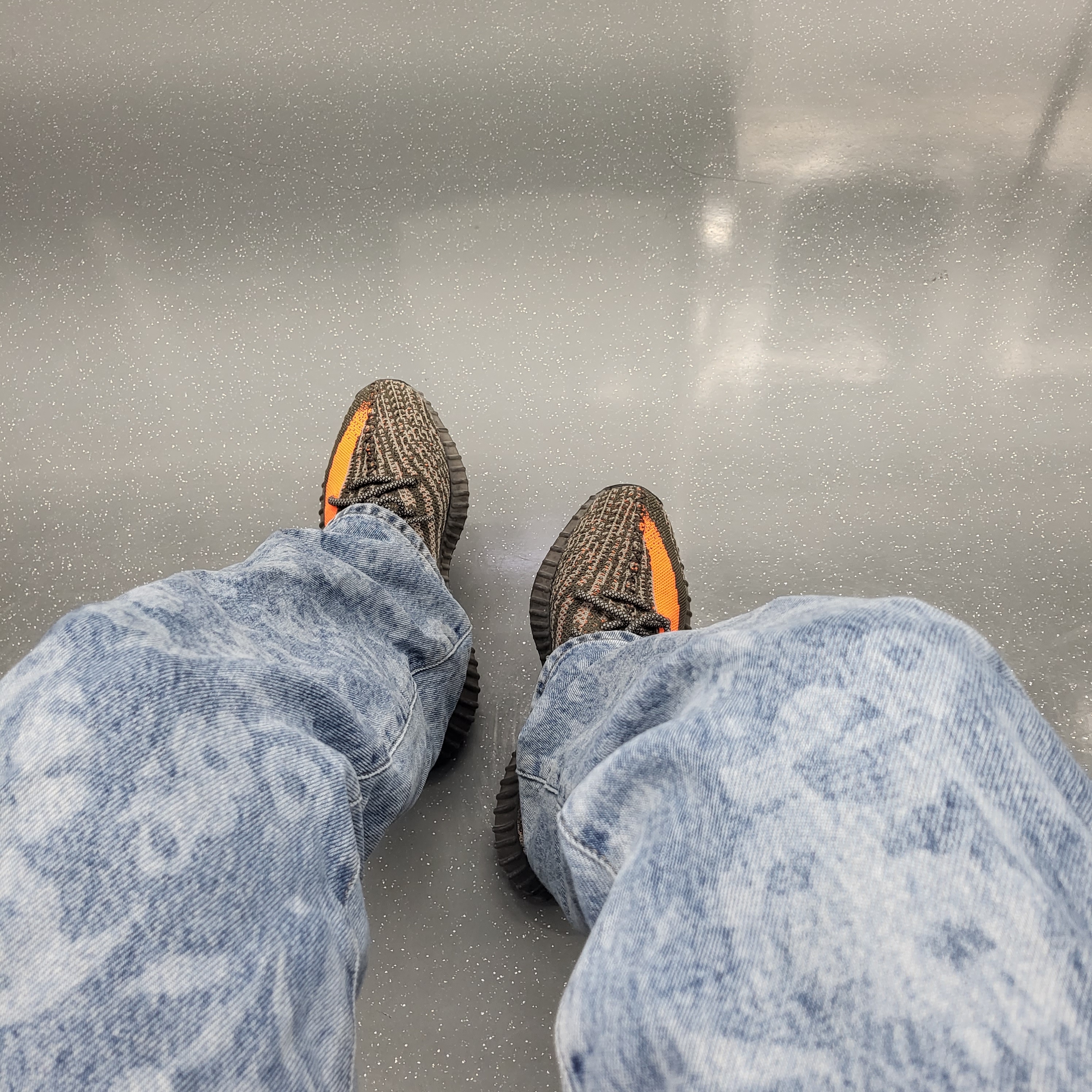 Adidas Yeezy Boost 350 V2 Carbon Beluga 착용 스타일