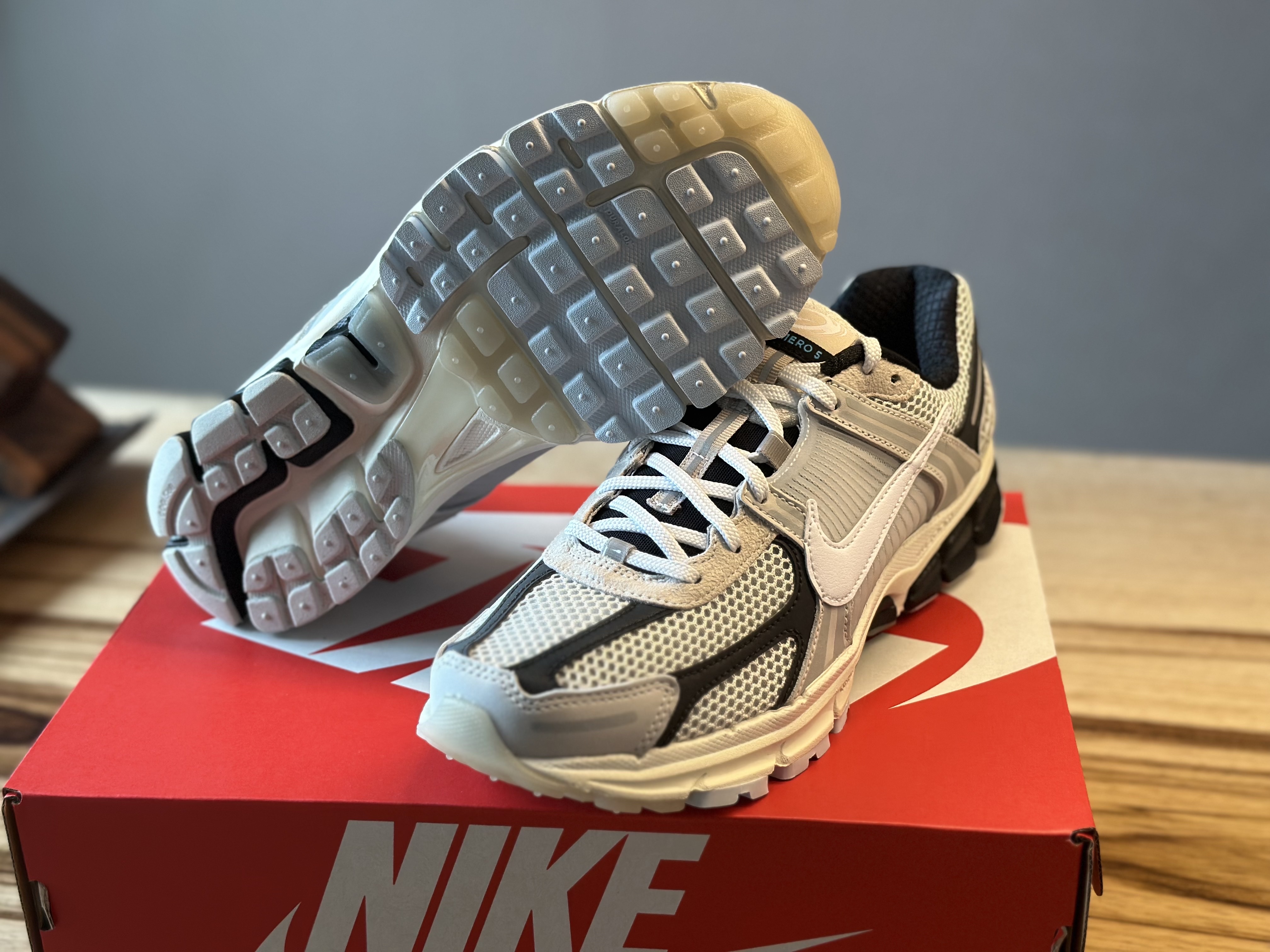 Nike Zoom Vomero 5 Light Bone and Black 착용 스타일 - 5