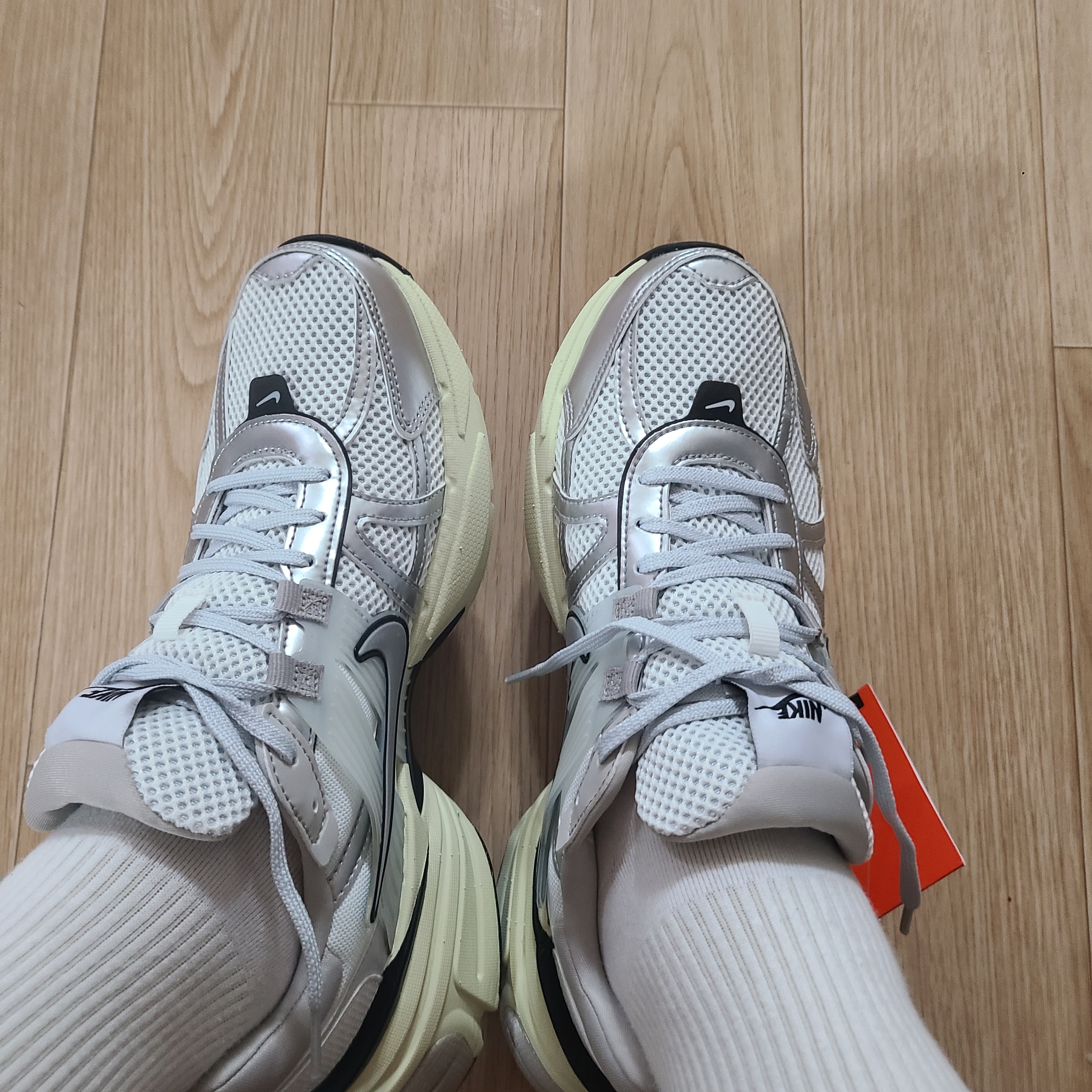 Nike V2K Run Summit White Metallic Silver 착용 스타일 - 2