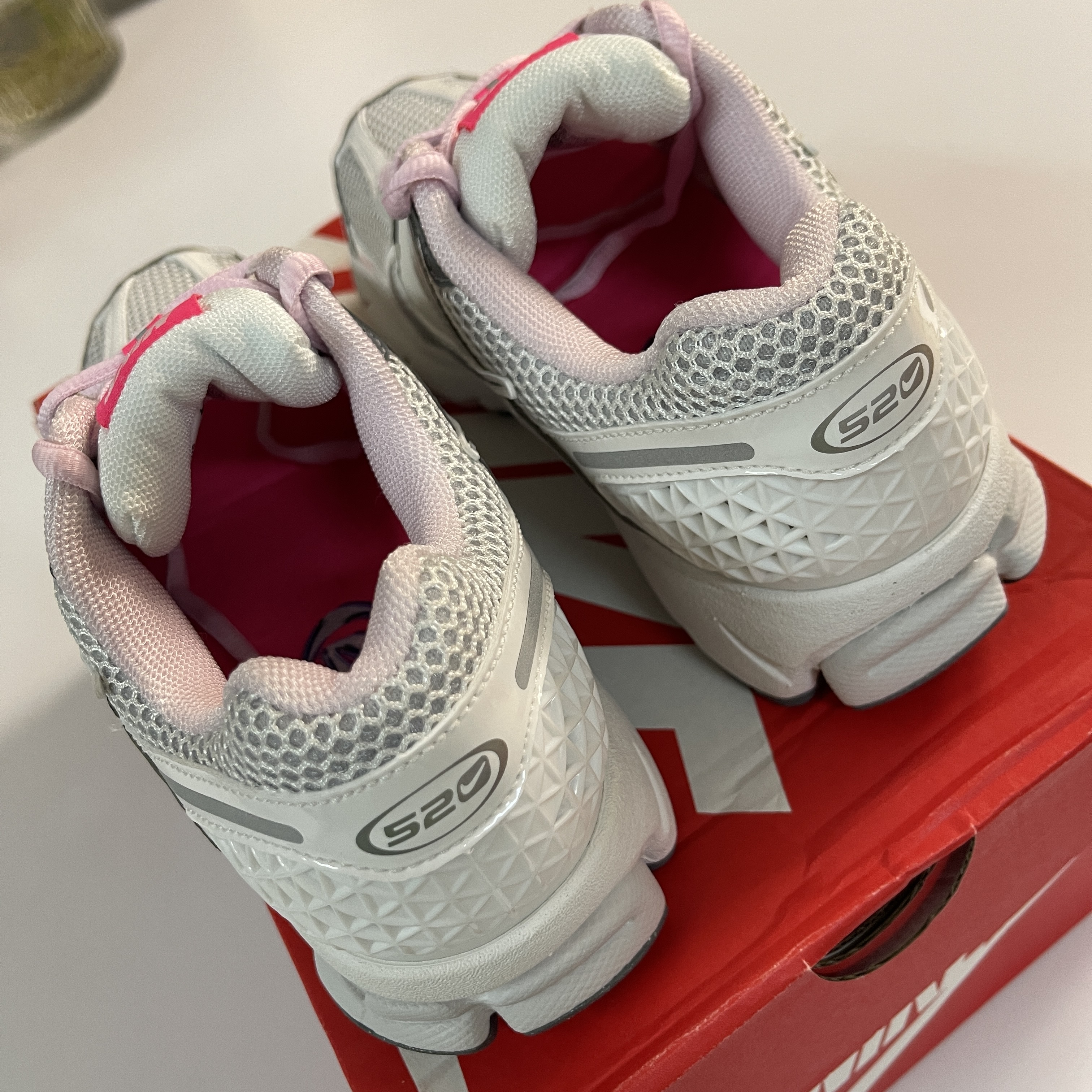 (W) Nike Zoom Vomero 5 Photon Dust Metallic Silver 착용 스타일 - 4