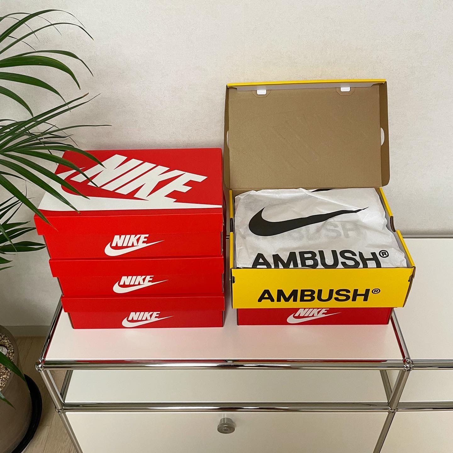 Nike x Ambush Air More Uptempo Low Vivid Sulfur and Limestone 착용 스타일 - 2