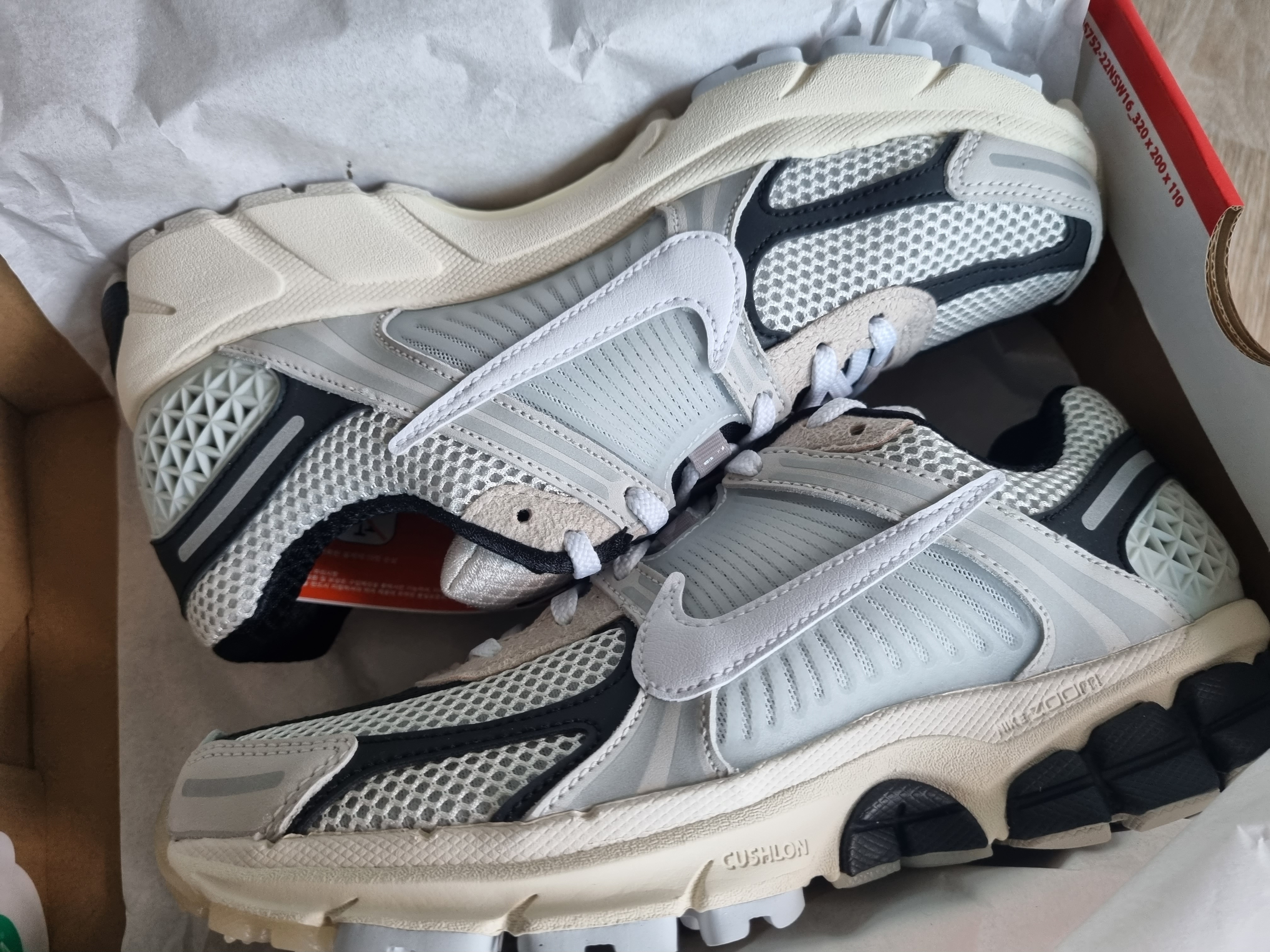Nike Zoom Vomero 5 Light Bone and Black 착용 스타일 - 2