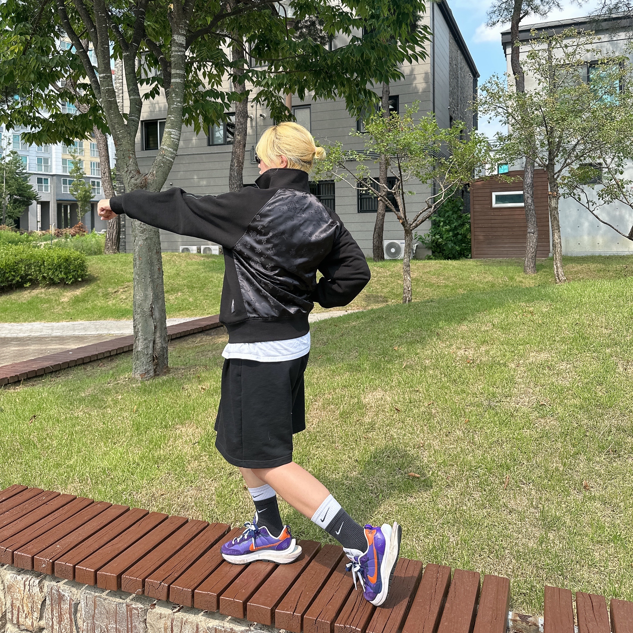 Nike x Sacai VaporWaffle Dark Iris, Darkr8m Studio x Hardhitters Satin Reflective Logo Cap 착용 스타일 - 1