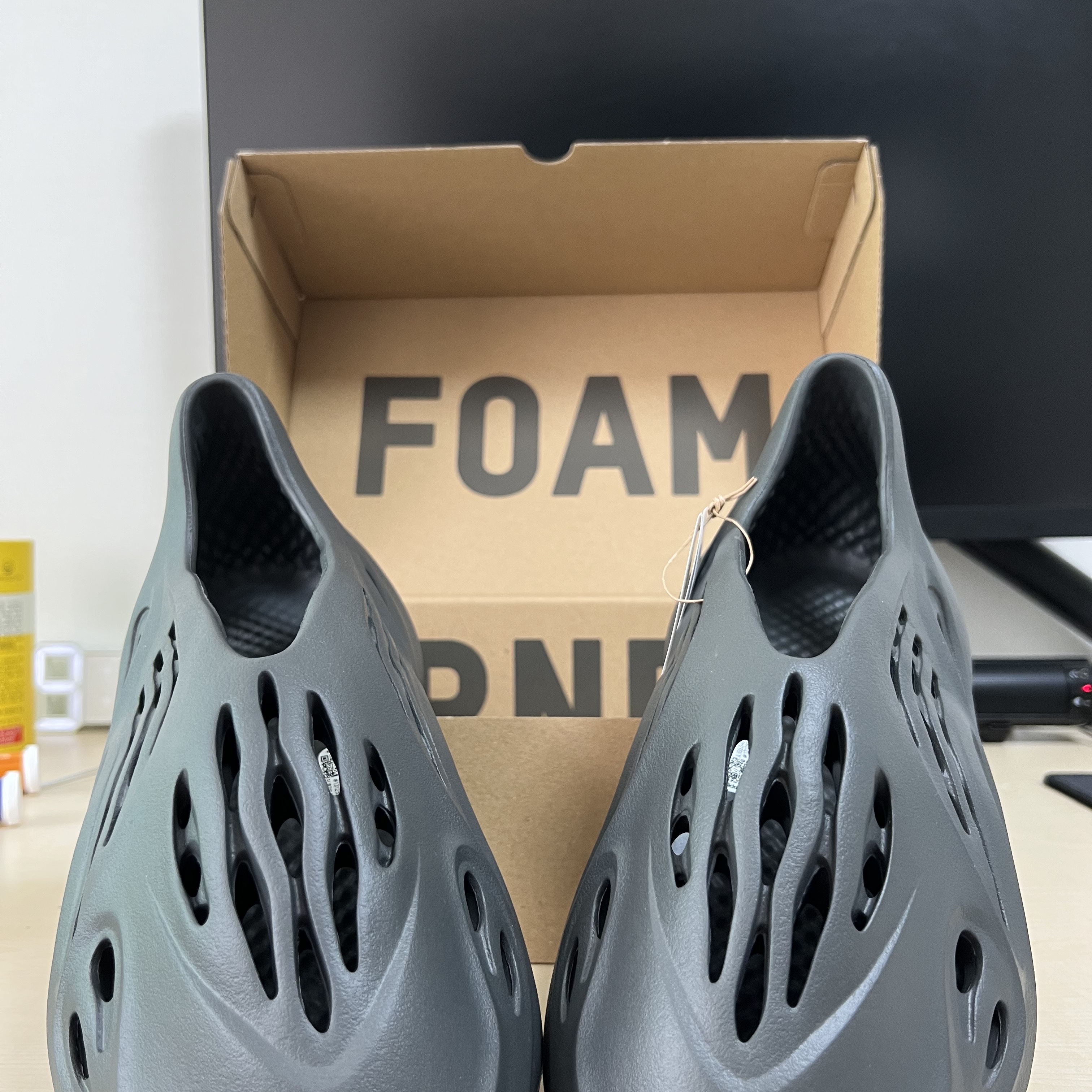 Adidas Yeezy Foam RNNR Carbon 착용 스타일 - 3