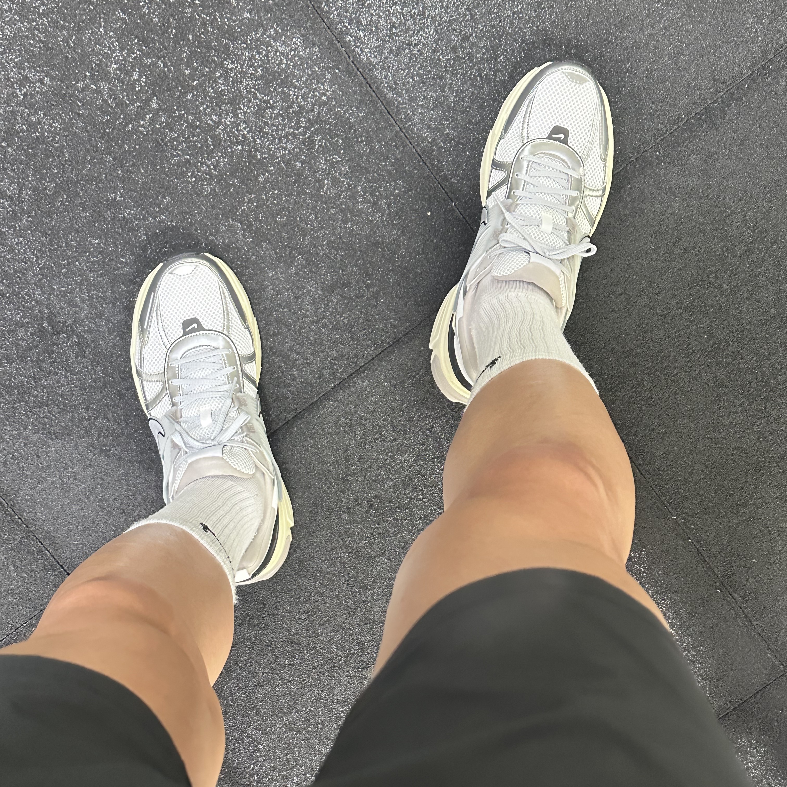 Nike V2K Run Summit White Metallic Silver 착용 스타일 - 2