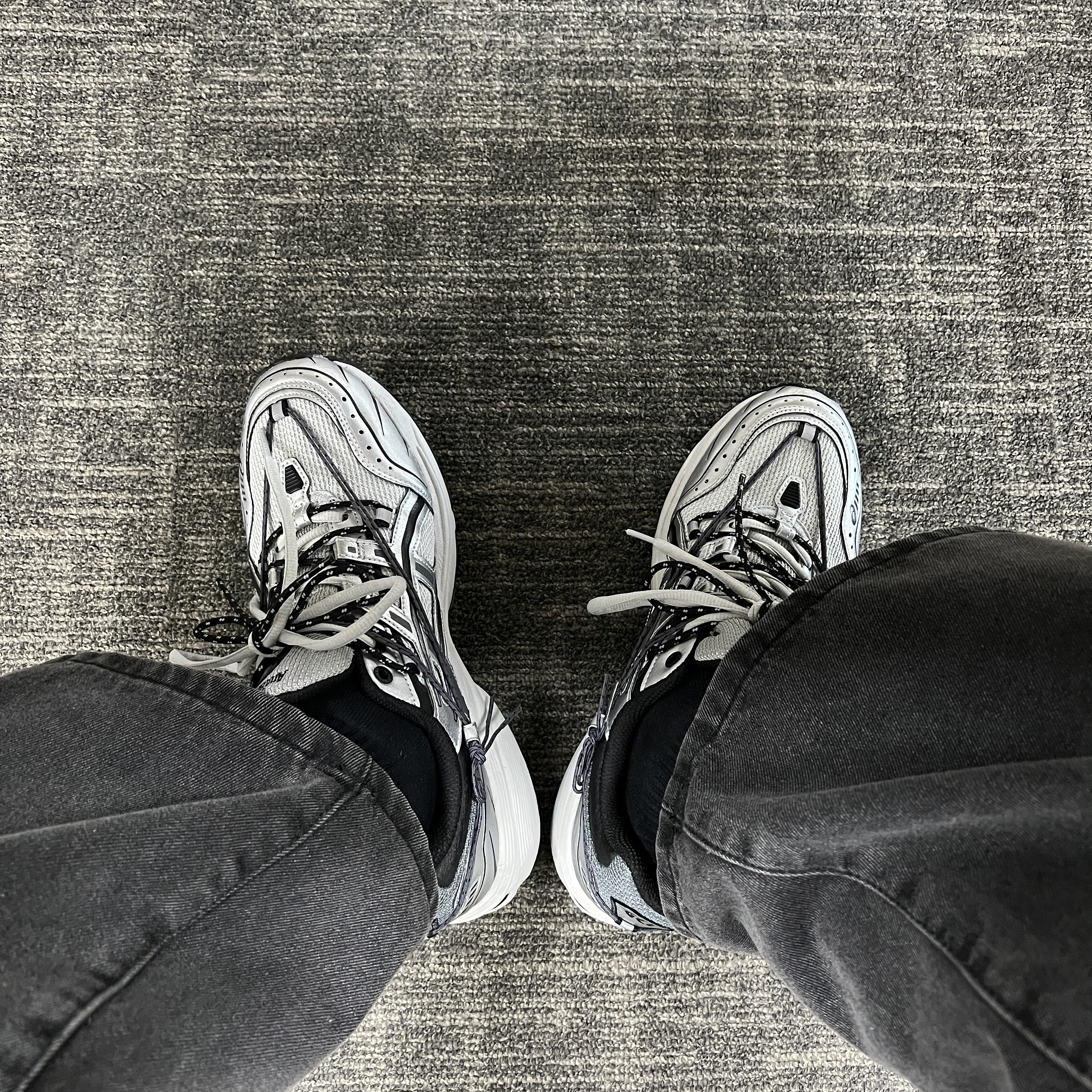 Asics x Andersson Bell Gel-1090 Glacier Grey Silver 착용 스타일