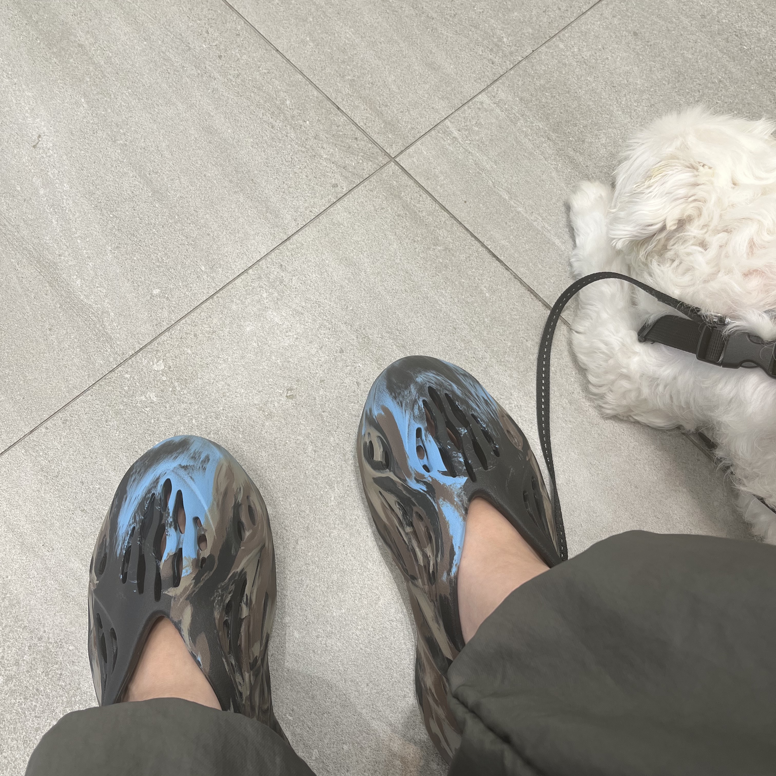 Adidas Yeezy Foam RNNR MX Cinder 착용 스타일 - 2