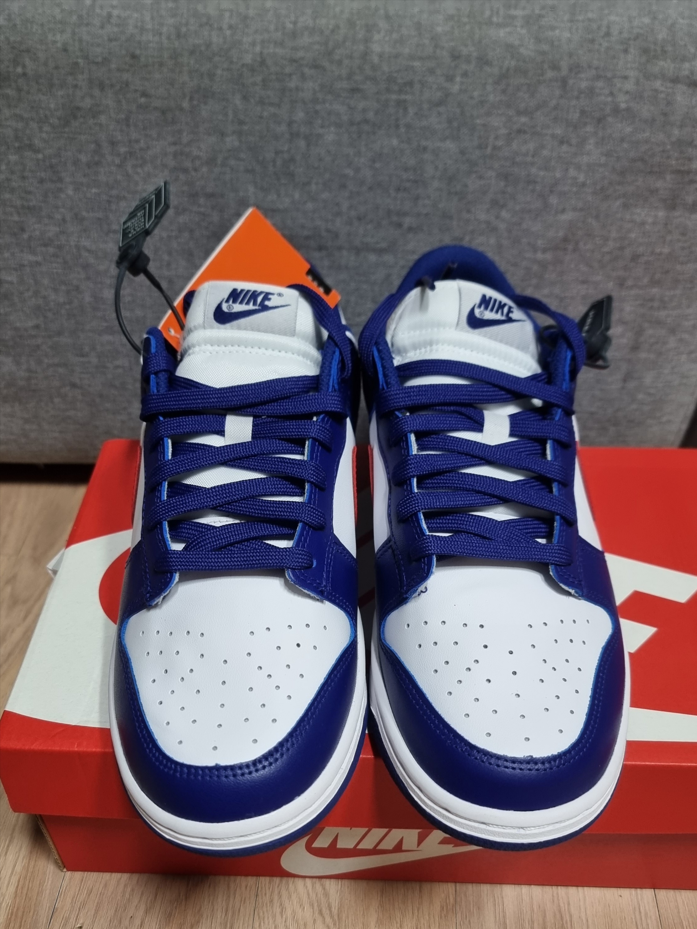 (W) Nike Dunk Low White and University Red 착용 스타일 - 1