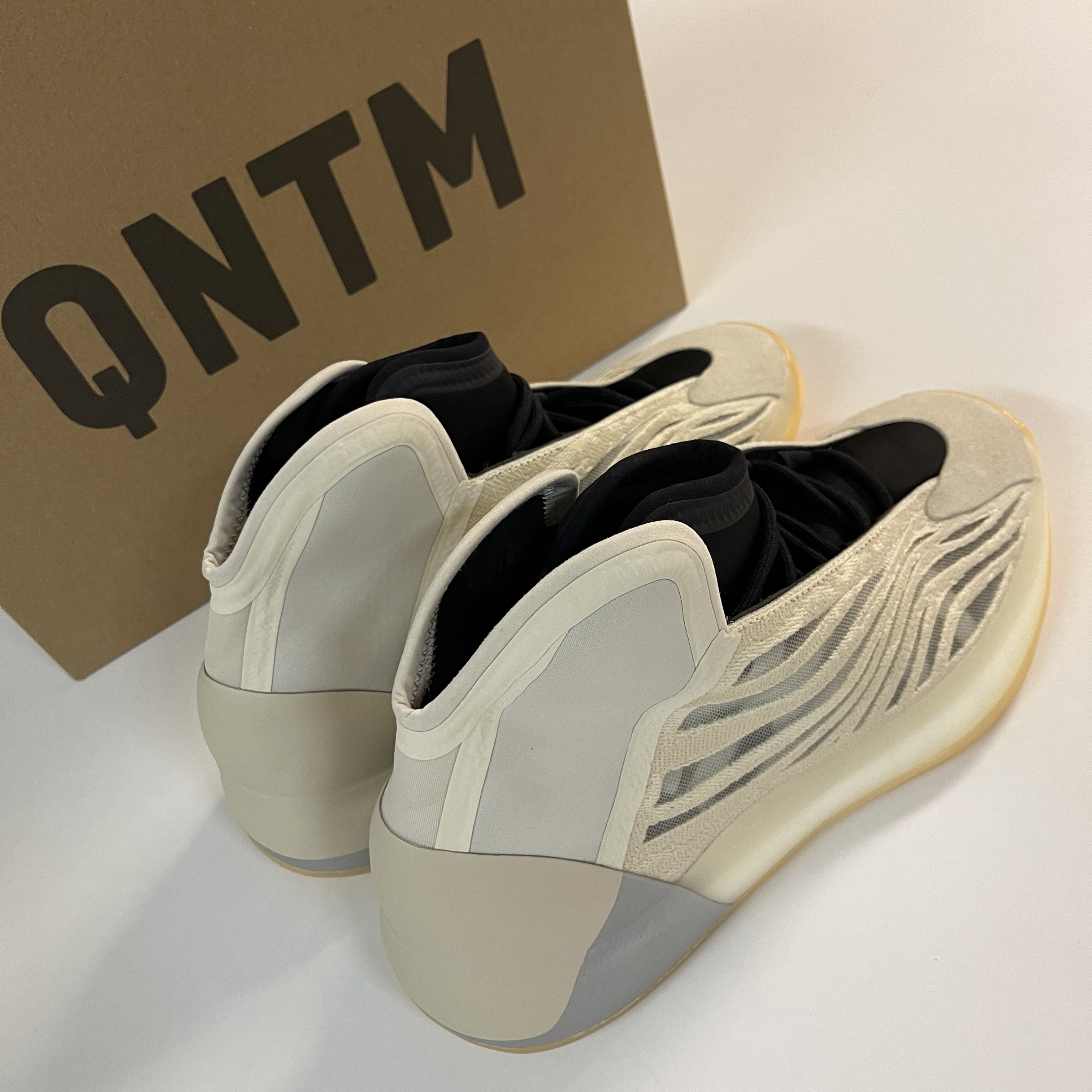 Adidas Yeezy QNTM Mist Slate 착용 스타일 - 3