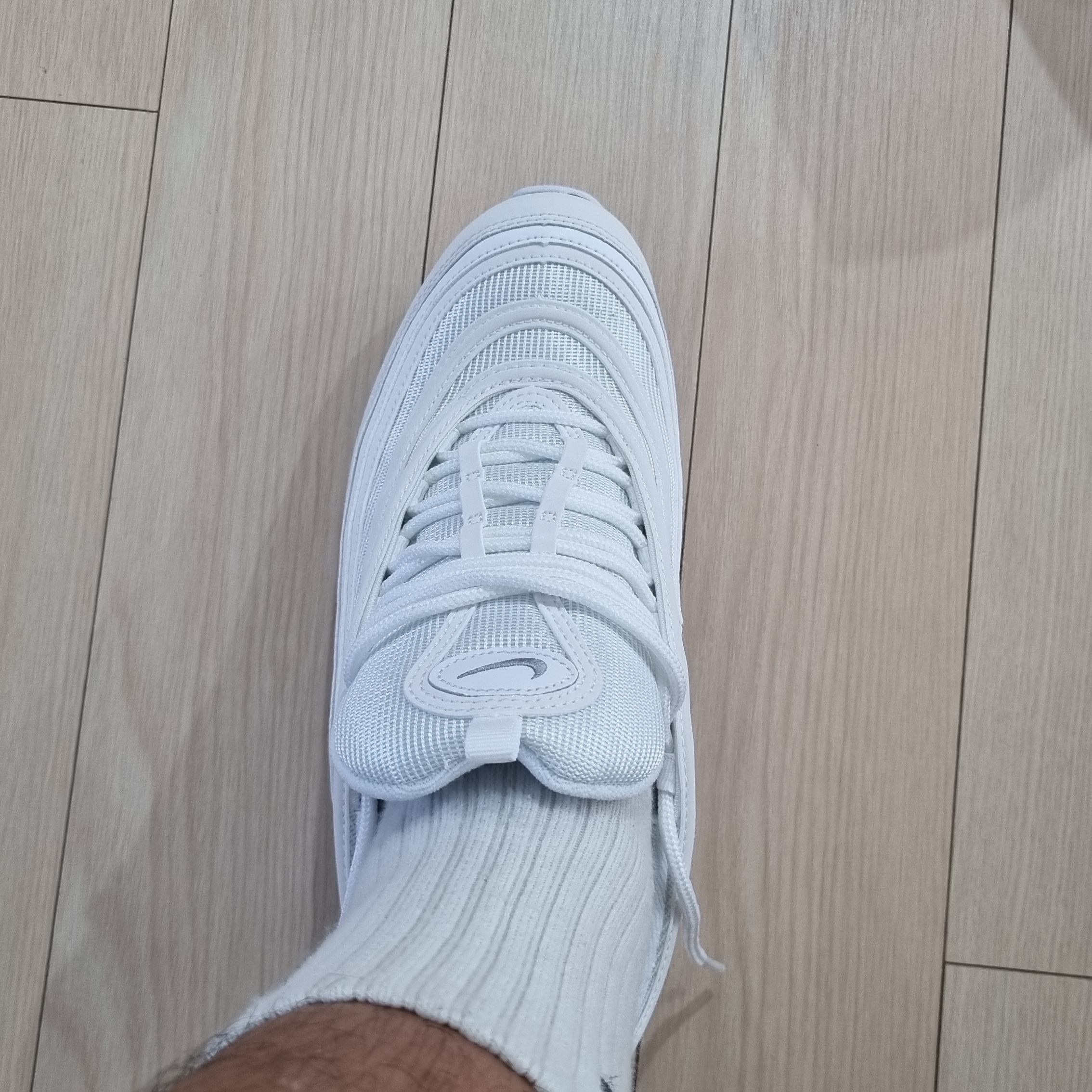 Nike Air Max 97 Triple White Wolf Grey 착용 스타일 - 2