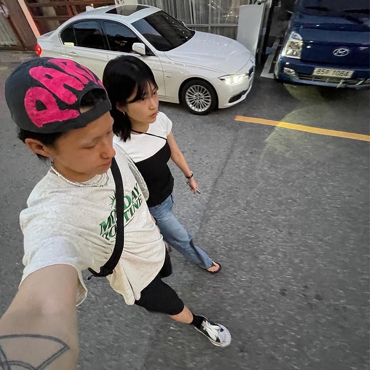 Maison Mihara Yasuhiro Blakey OG Sole Brushed Patent Low-top Sneakers Green, Maison Margiela Glam Slam Leather Shoulder Bag Black 착용 스타일 - 3