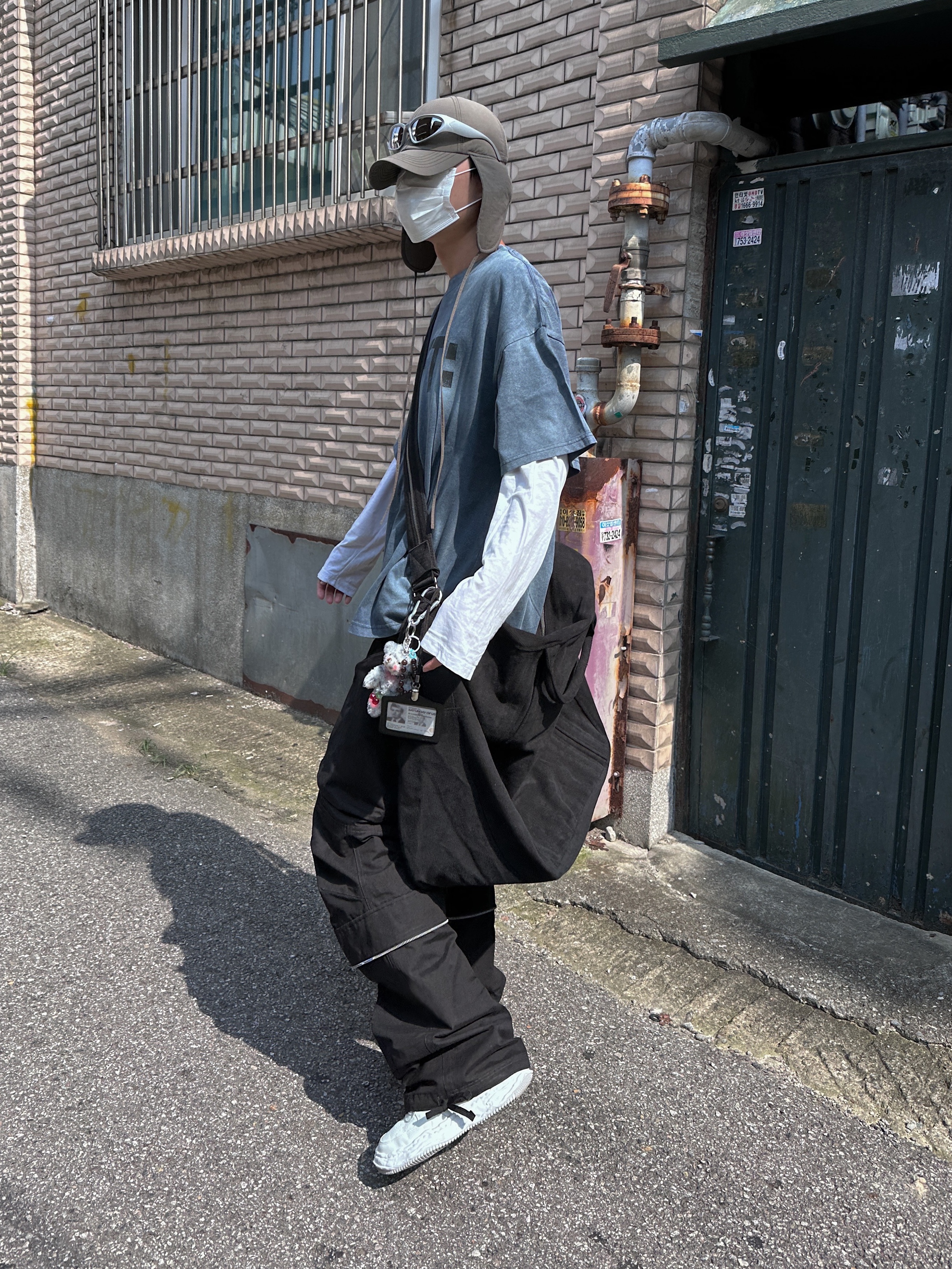 Farfromwhat Far Wahsed Drift T-Shirt Navy, Farfromwhat Far Round Cargo Pants Black 착용 스타일 - 2
