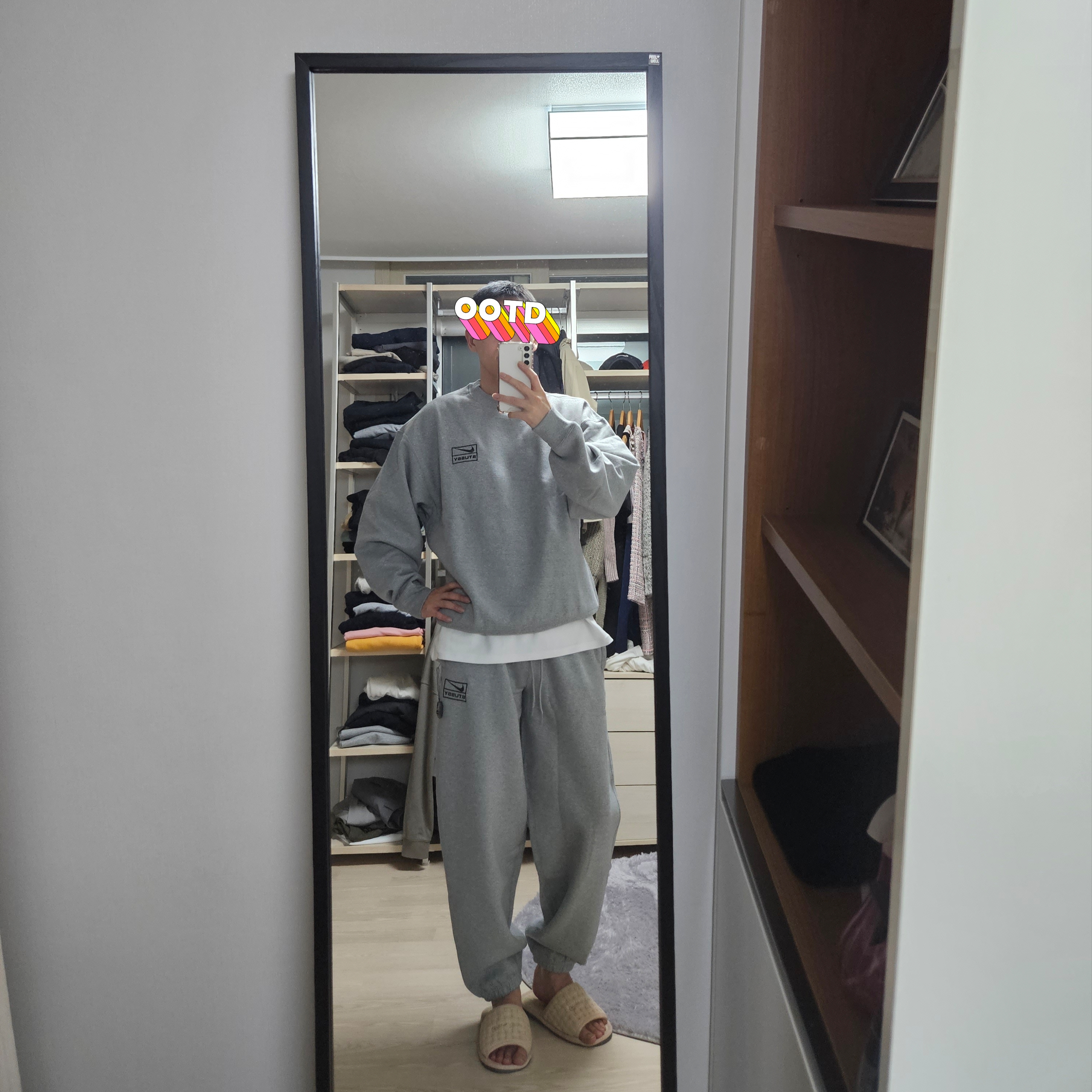 Nike x Stussy NRG Fleece Pants Dark Grey Heather (DO9340-063), Nike x Stussy NRG Fleece Crewneck Dark Grey Heather (DO9337-063) 착용 스타일 - 1