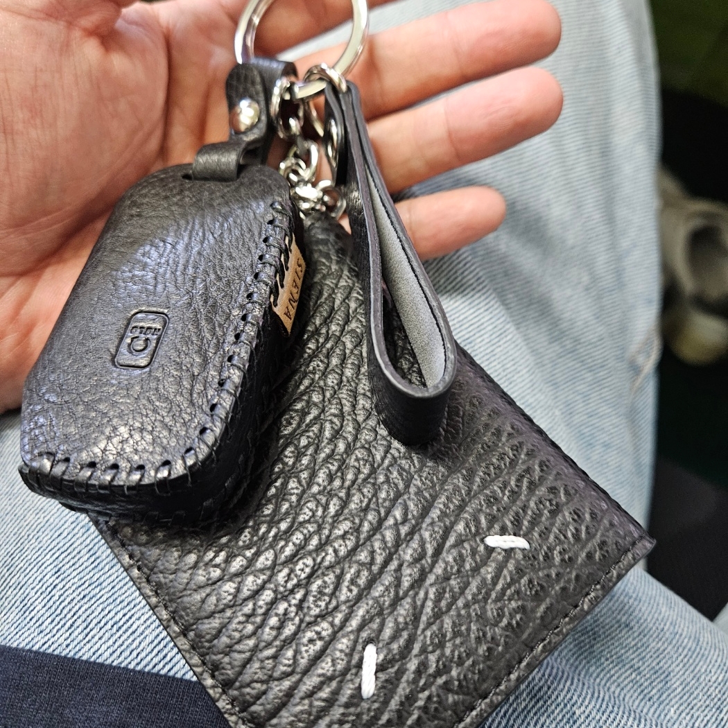 Maison Margiela Keyring Wallet Black 착용 스타일 - 2