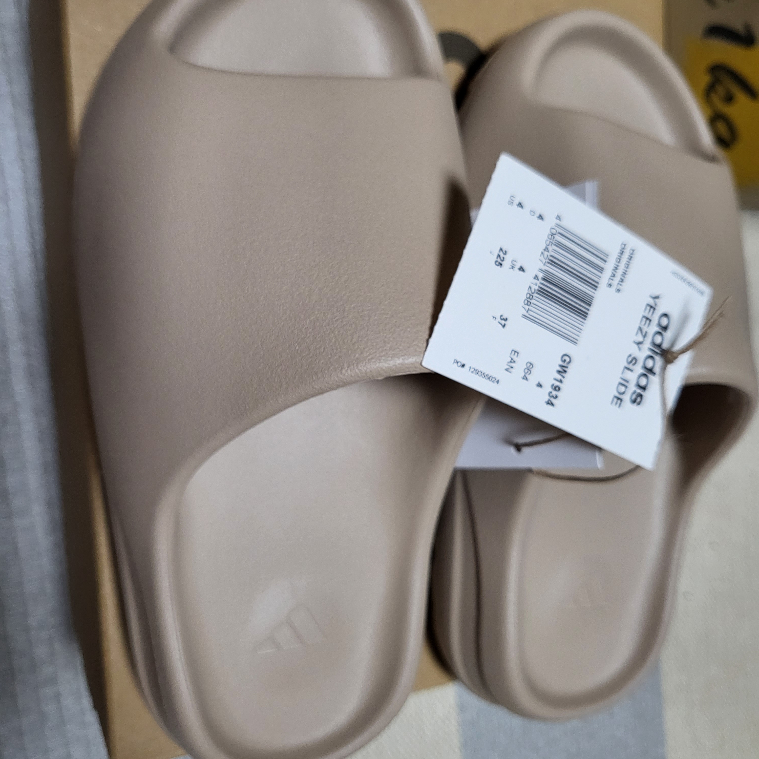 Adidas Yeezy Slide Pure - Re-Release Ver. 착용 스타일 - 2